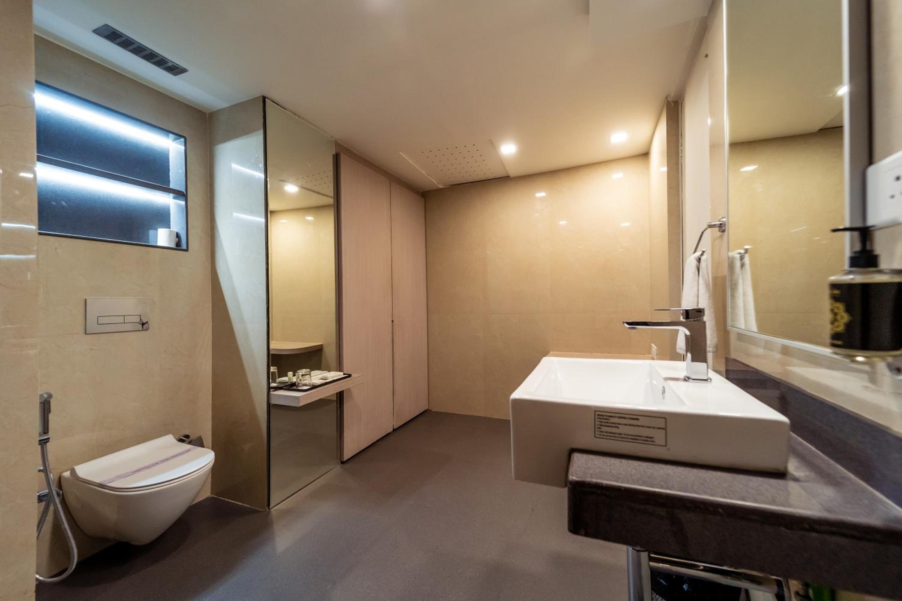 Suite - Photo 10