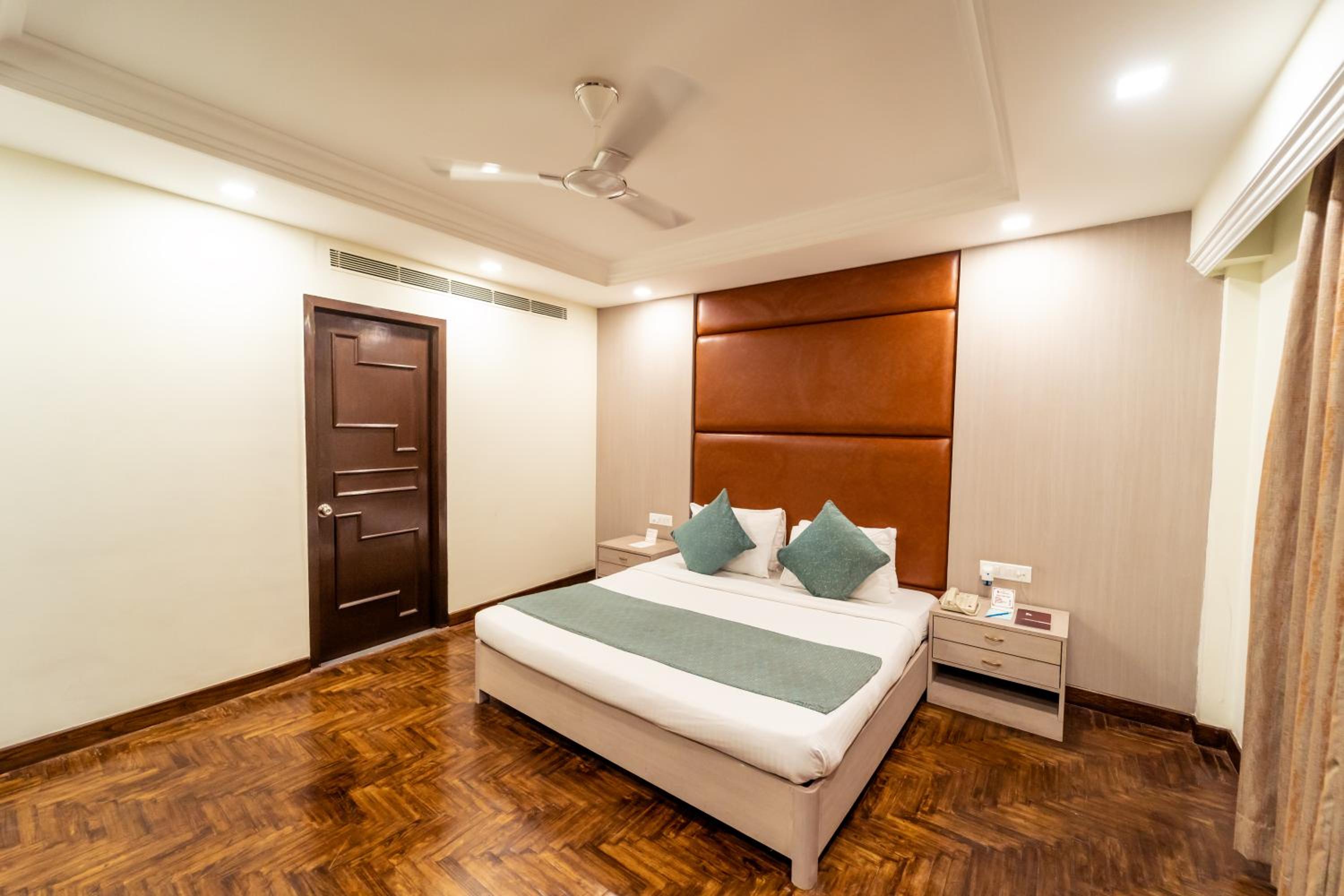 Suite - Photo 1