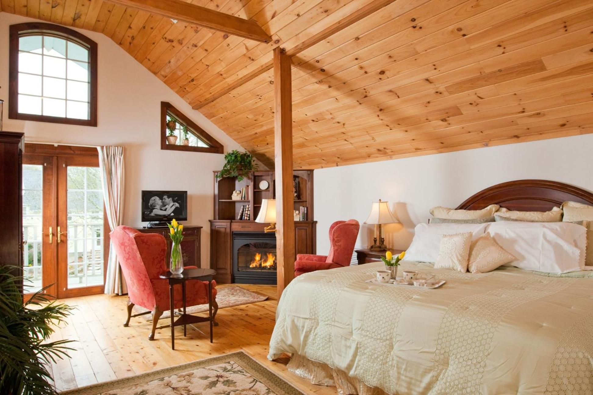 King Room with Jacuzzi Tub and TV and Gas Fireplace photo 1