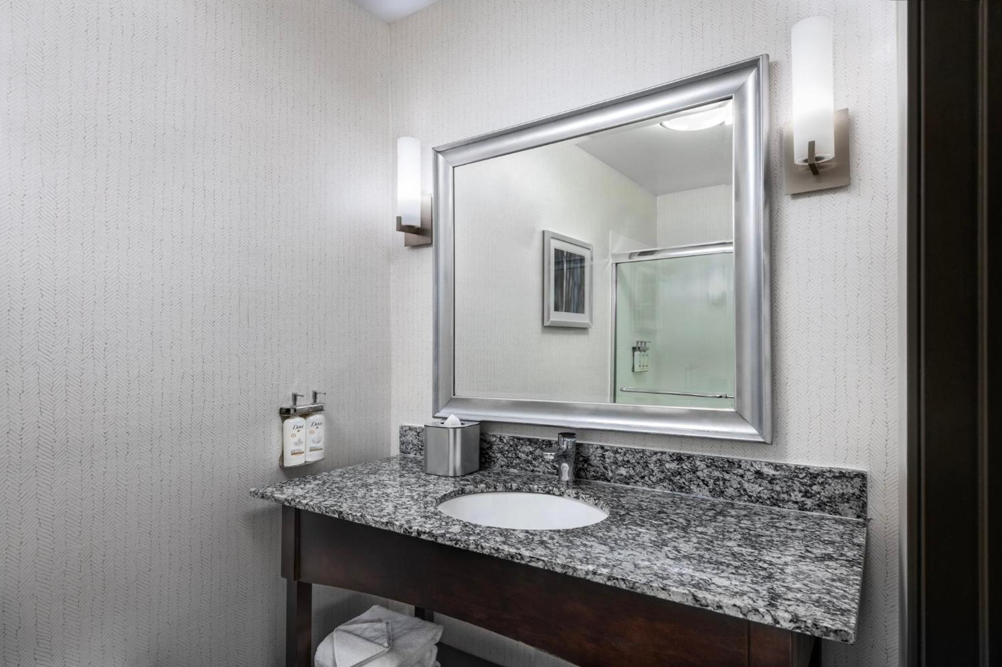 Queen Room with Two Queen Beds - Mobility Access Tub/Non-Smoking photo 2