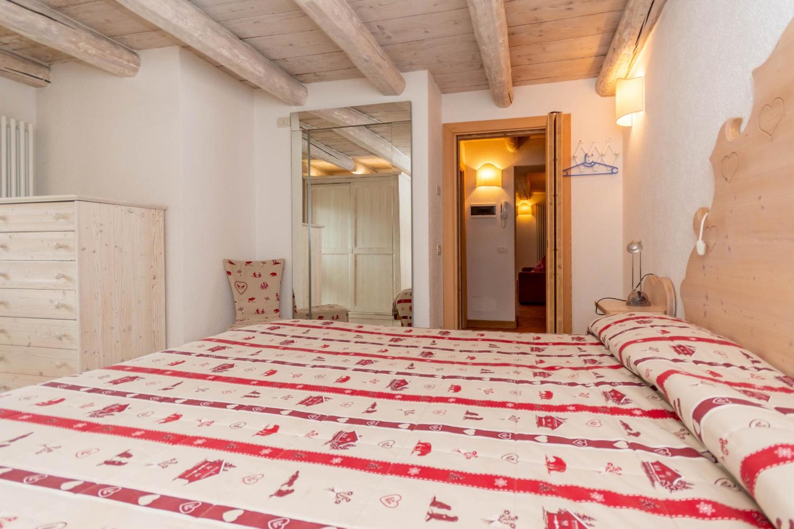Two-Bedroom Apartment with Balcony photo 3