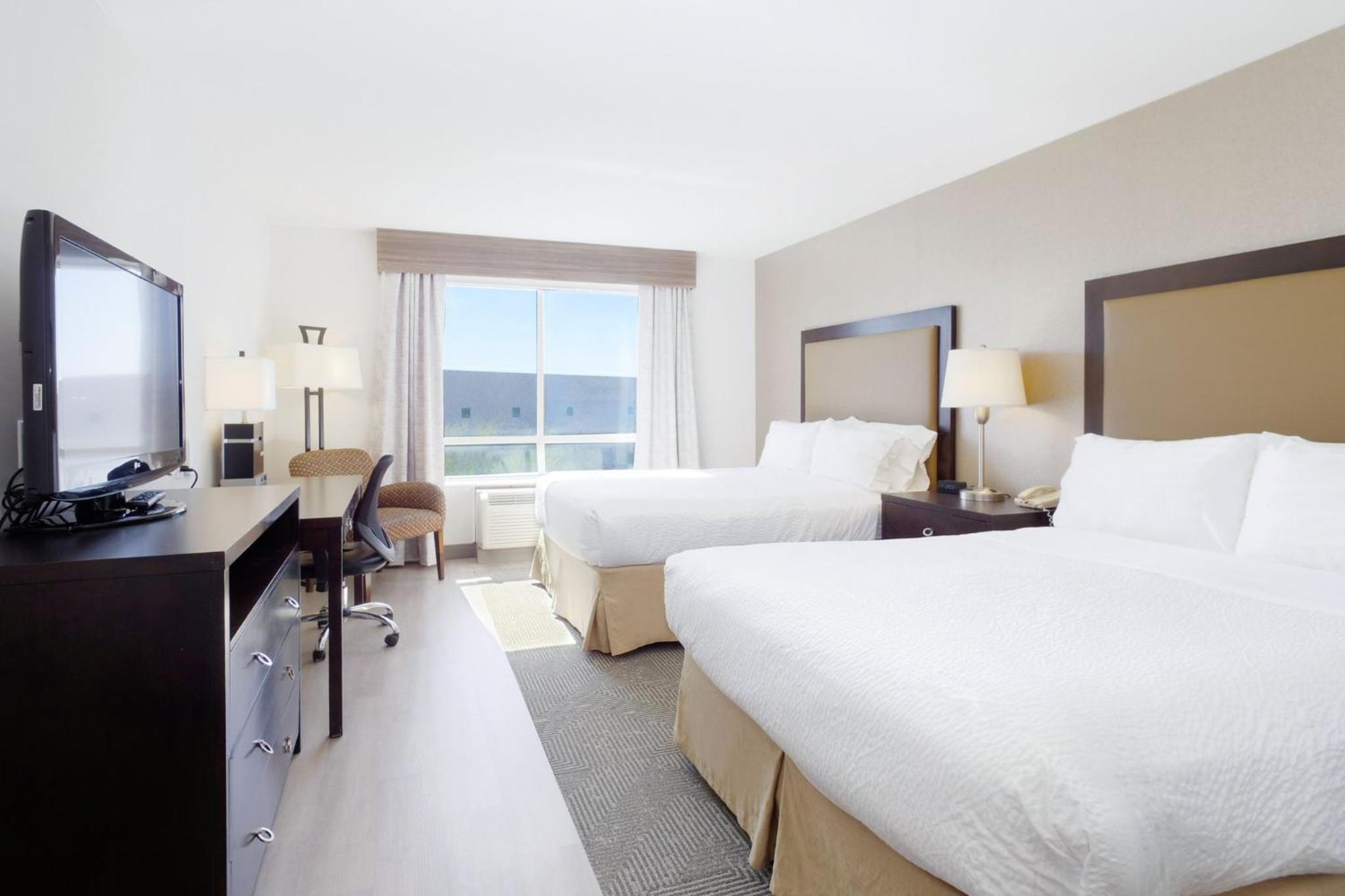 Standard Room with Two Queen Beds - Photo 2
