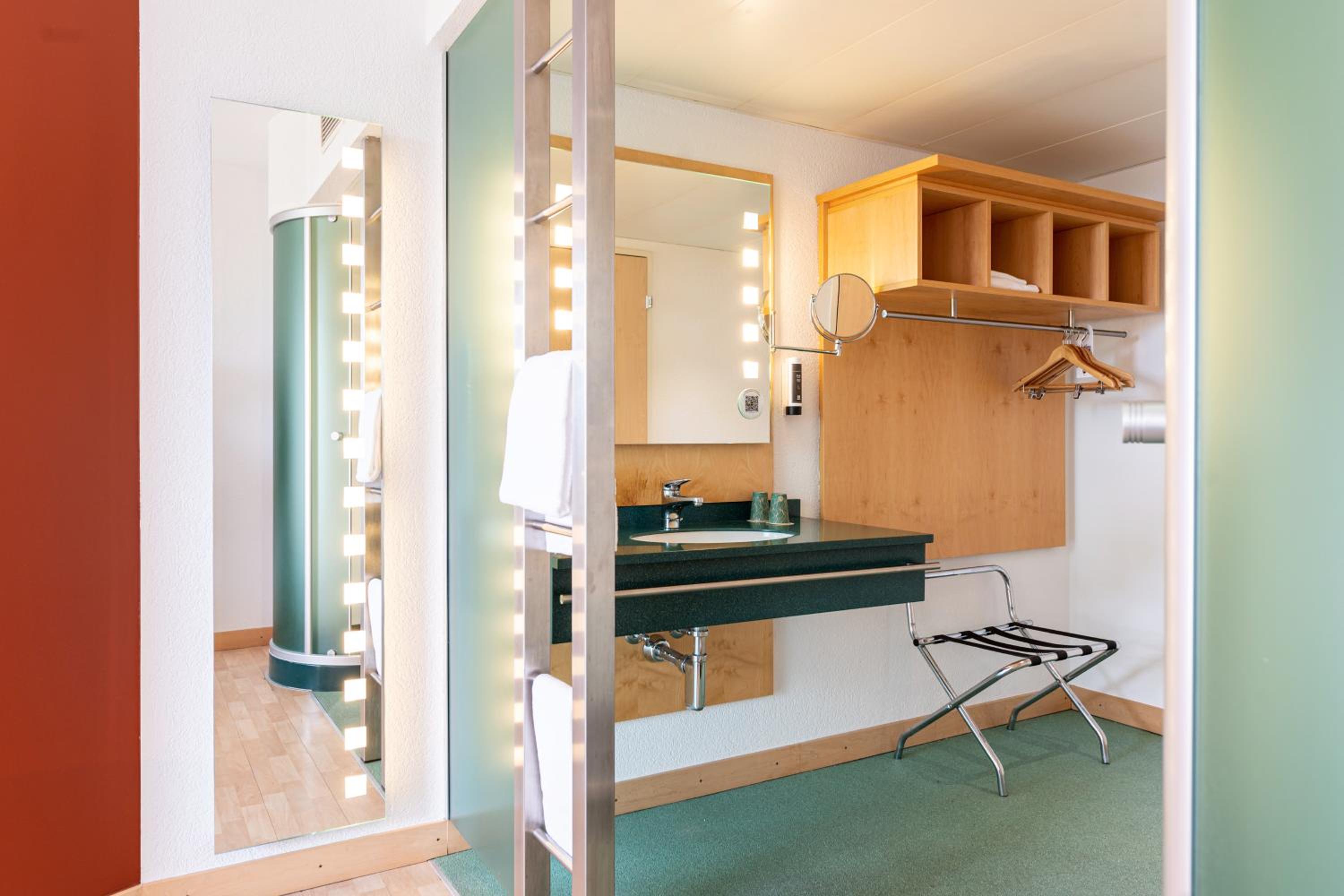 Standard Twin Room - Photo 3