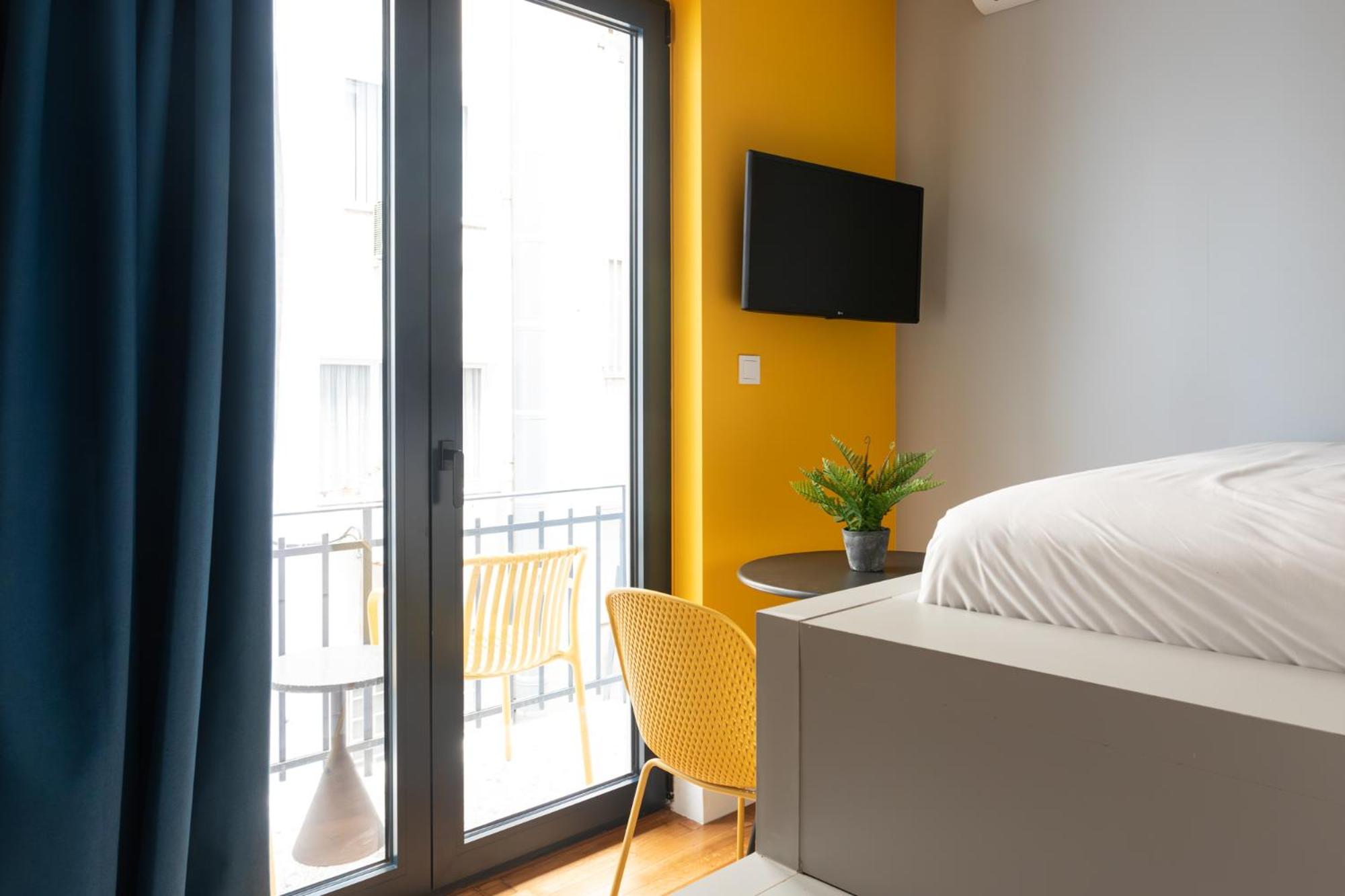 Studio Apartment with Balcony photo 1