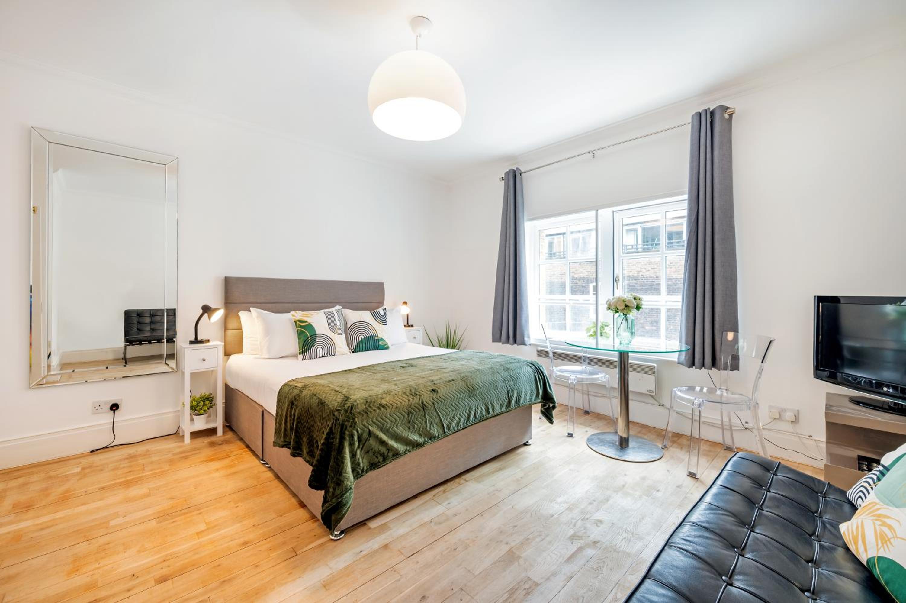 Studio Apartment photo 1