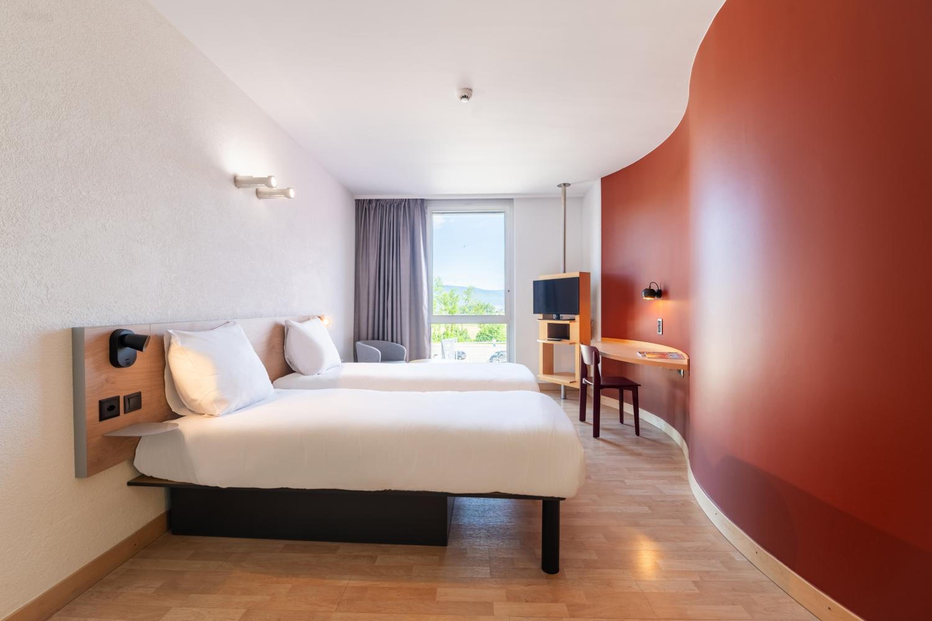 Standard Twin Room - Photo 1