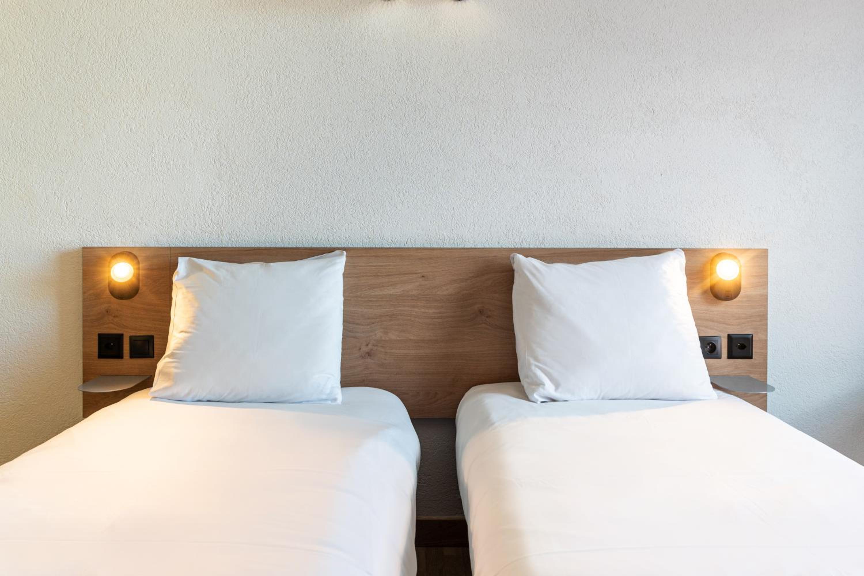 Standard Twin Room - Photo 5