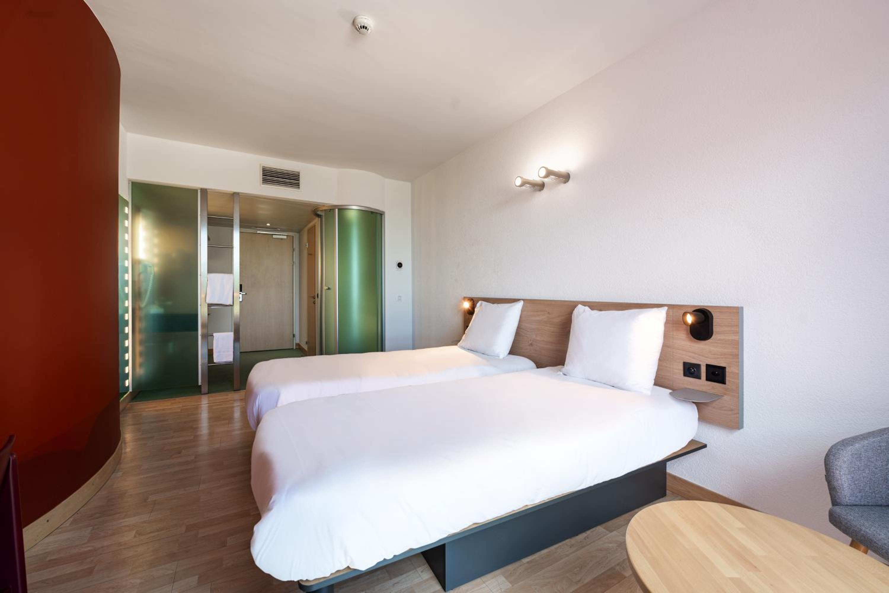 Standard Twin Room - Photo 2