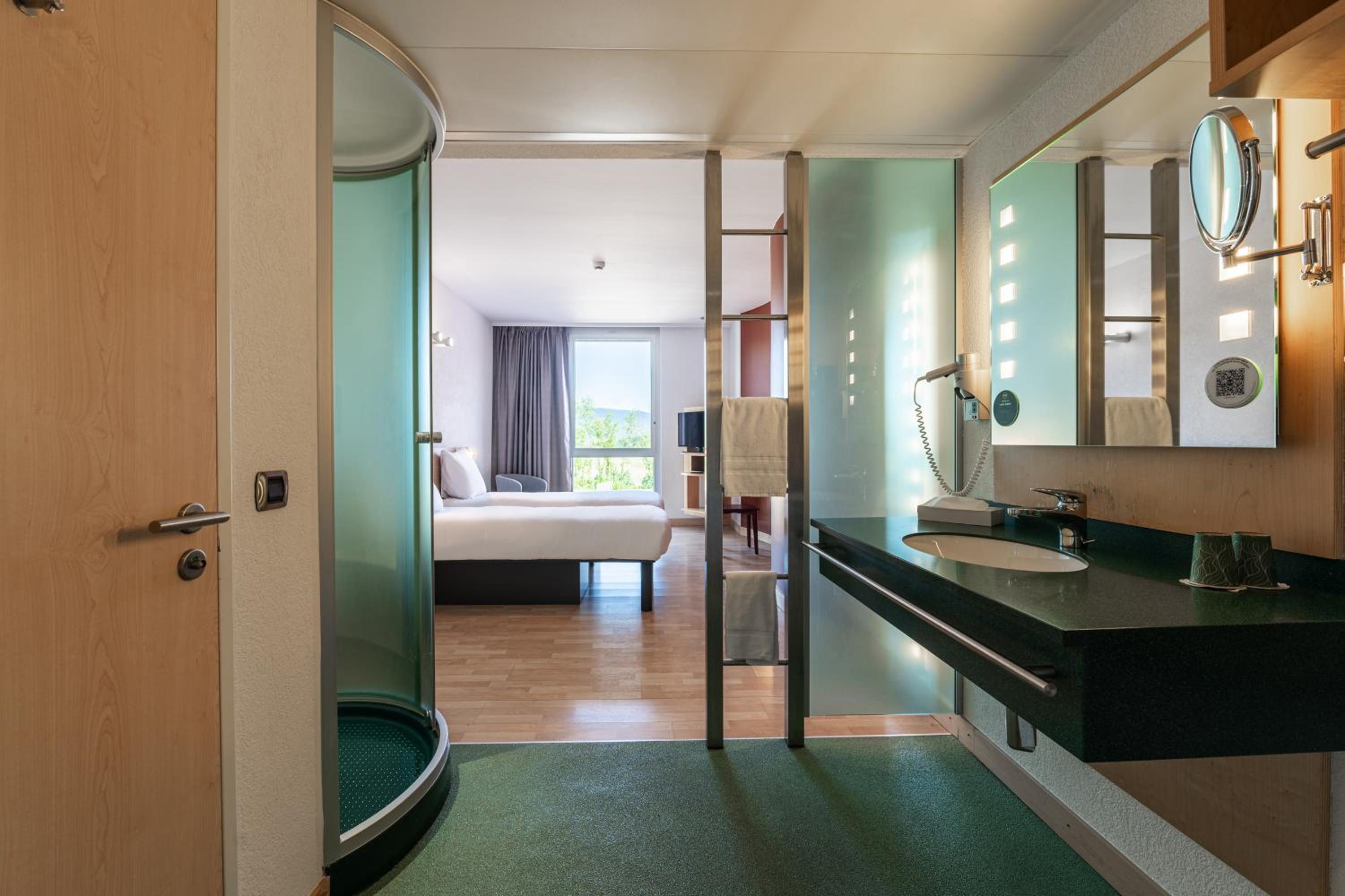 Standard Twin Room - Photo 4