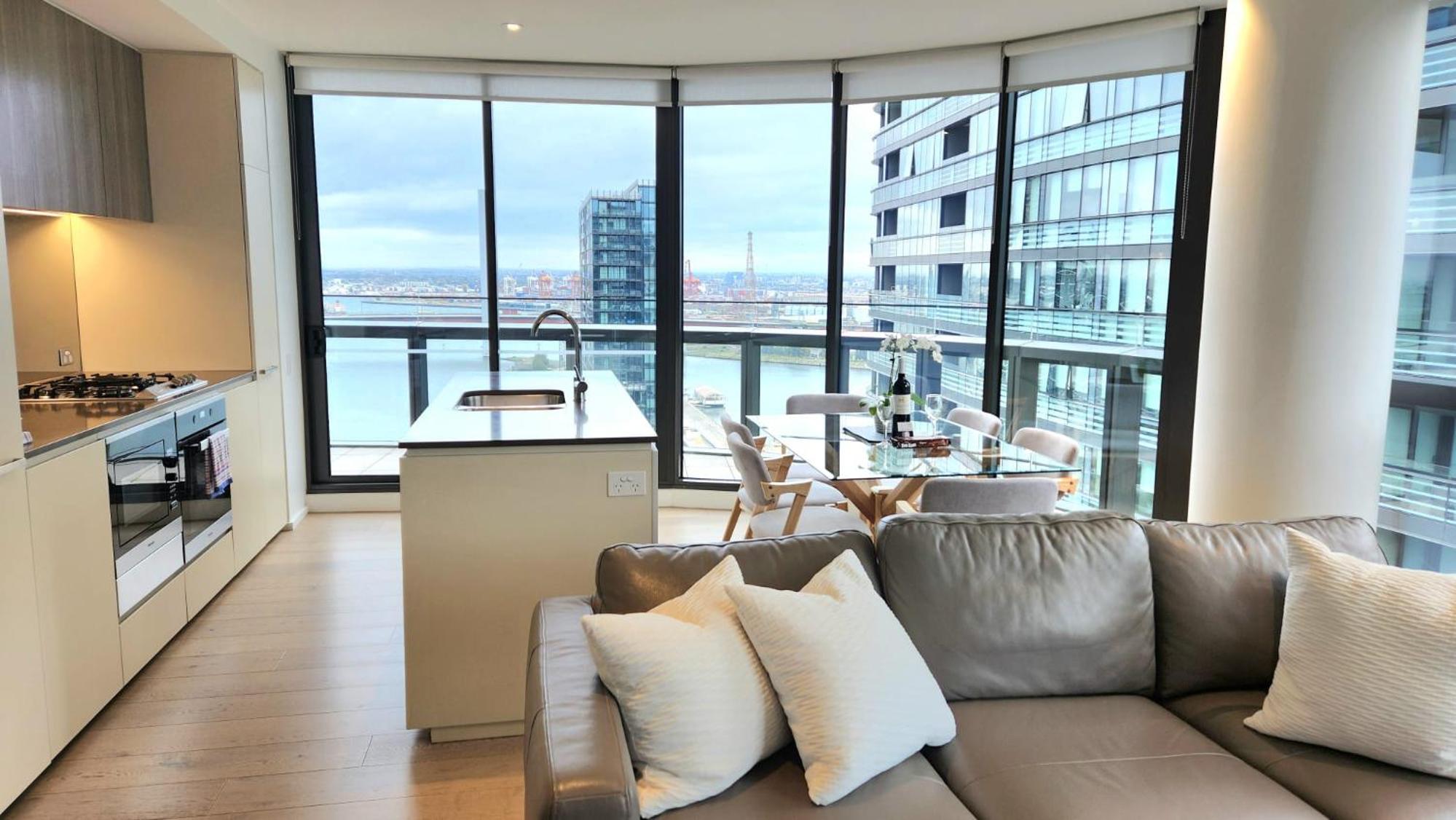 Premium 3 Bedroom Apartment With Water Views - Photo 12