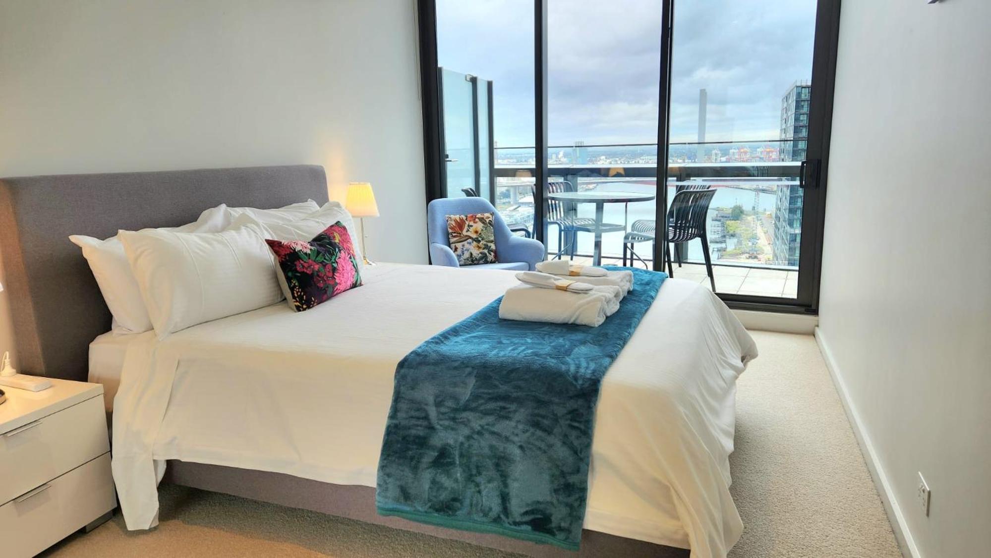 Premium 3 Bedroom Apartment With Water Views - Photo 15