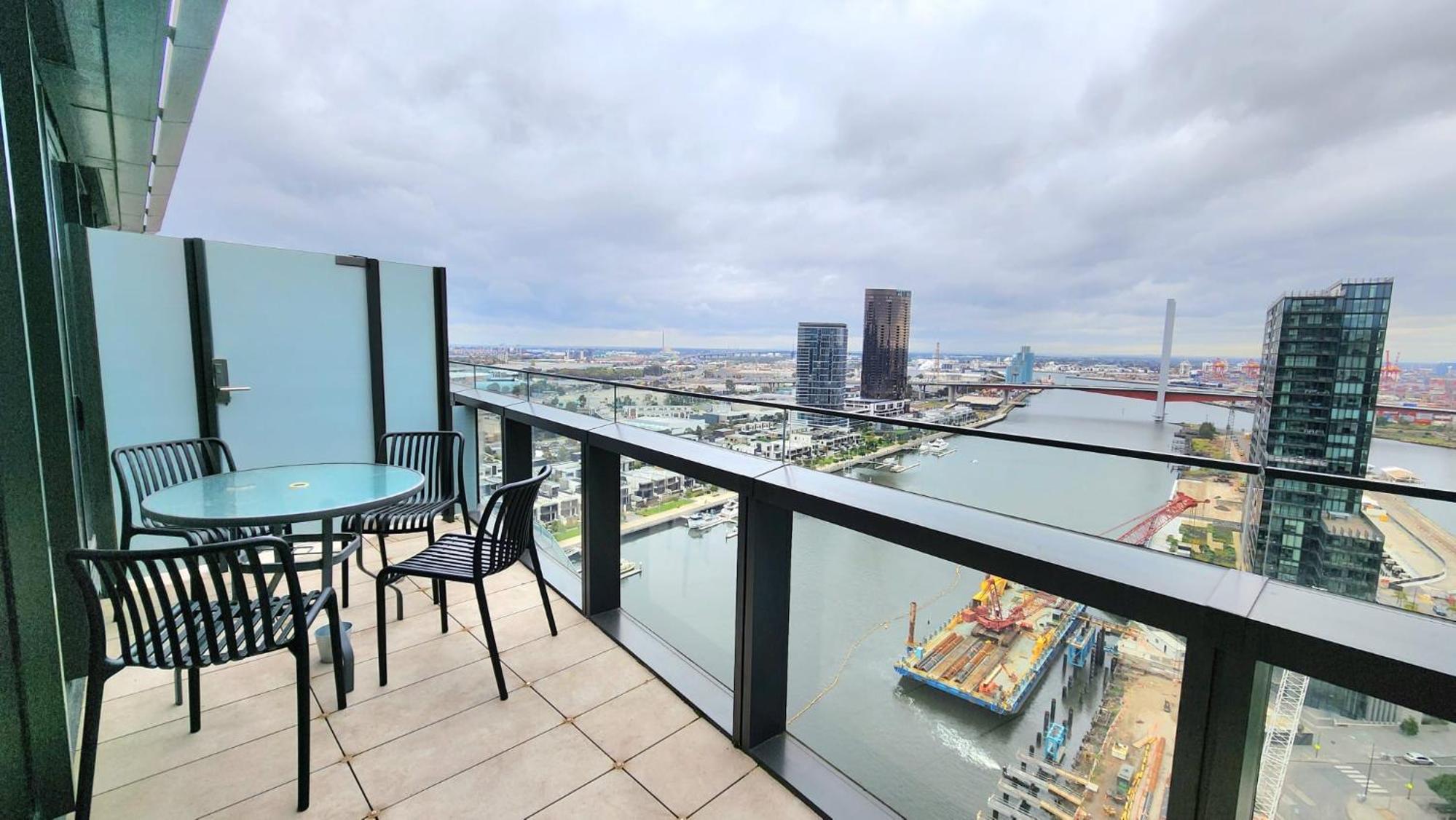 Premium 3 Bedroom Apartment With Water Views - Photo 5