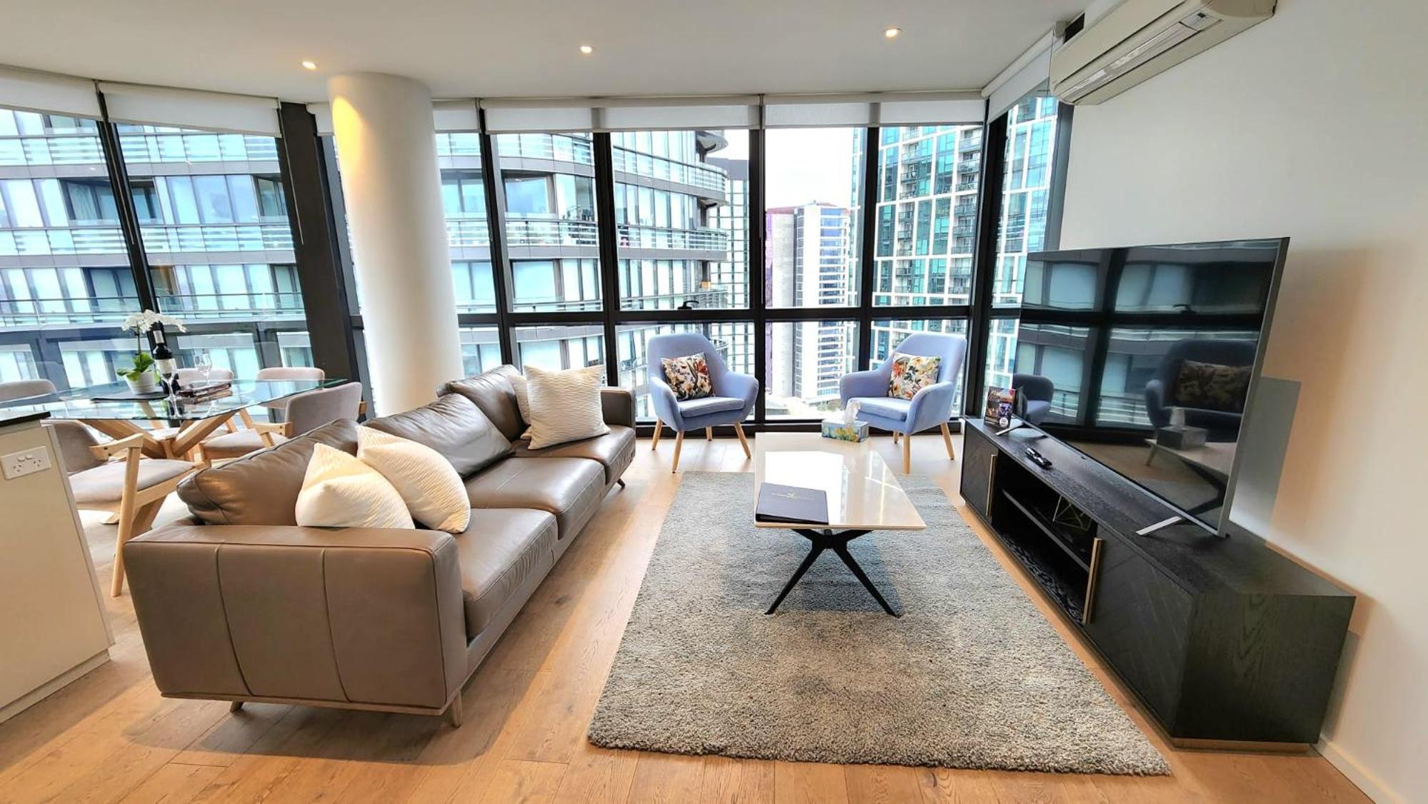 Premium 3 Bedroom Apartment With Water Views - Photo 2