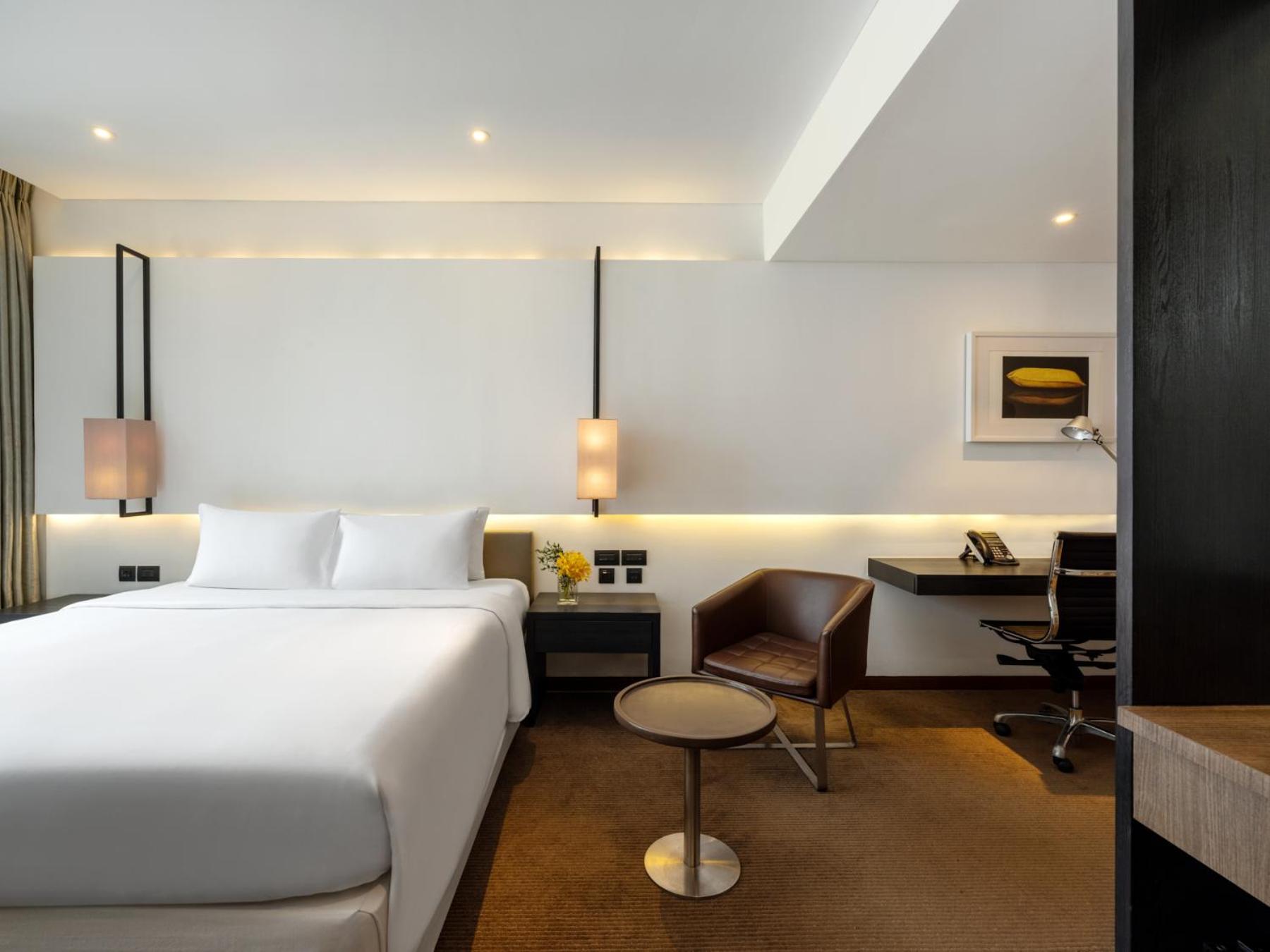 Club 10 Double Room with Lounge Access - Photo 10