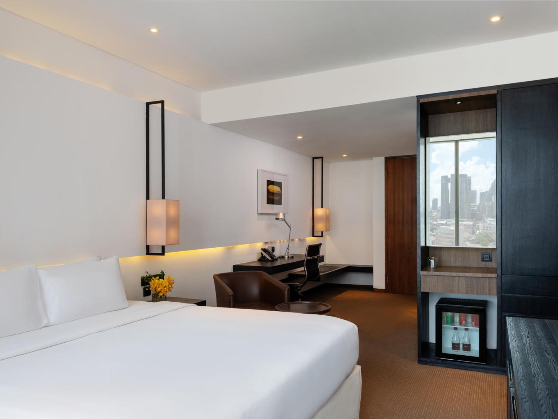 Club 10 Double Room with Lounge Access - Photo 12