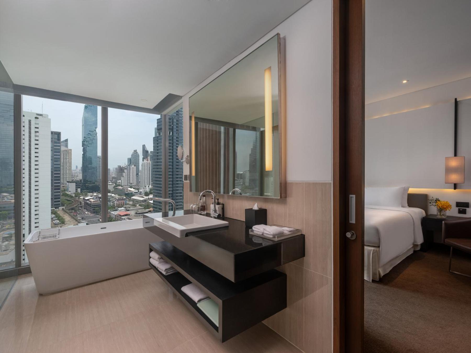 Club 10 Double Room with Lounge Access - Photo 7