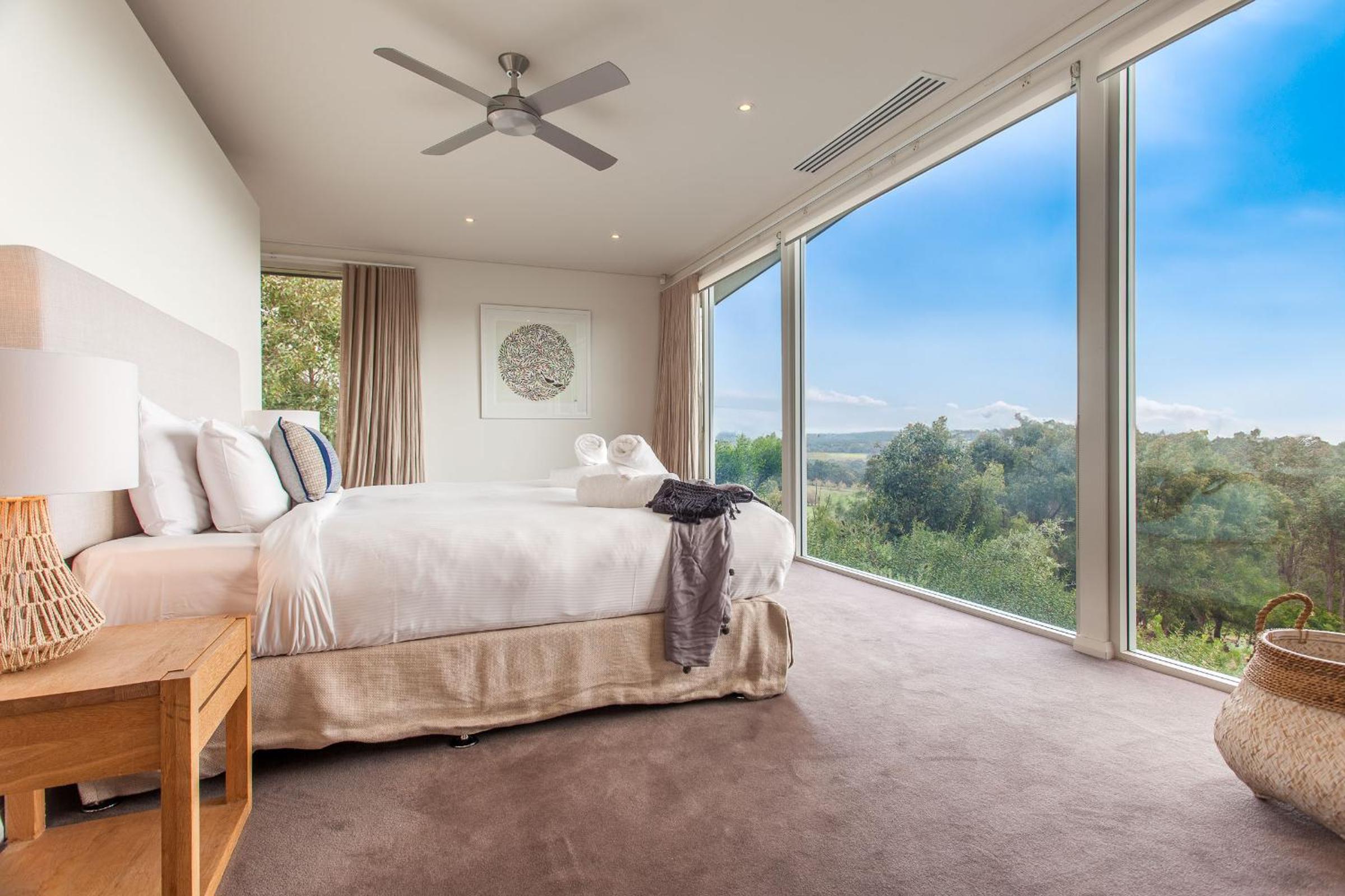 Five-Bedroom House photo 1