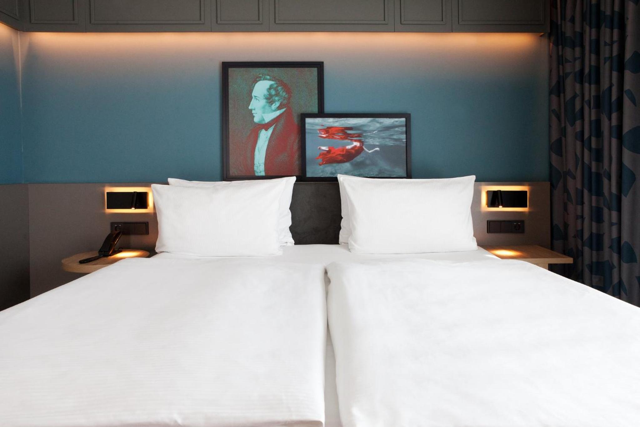 Standard Queen Room thumbnail 6