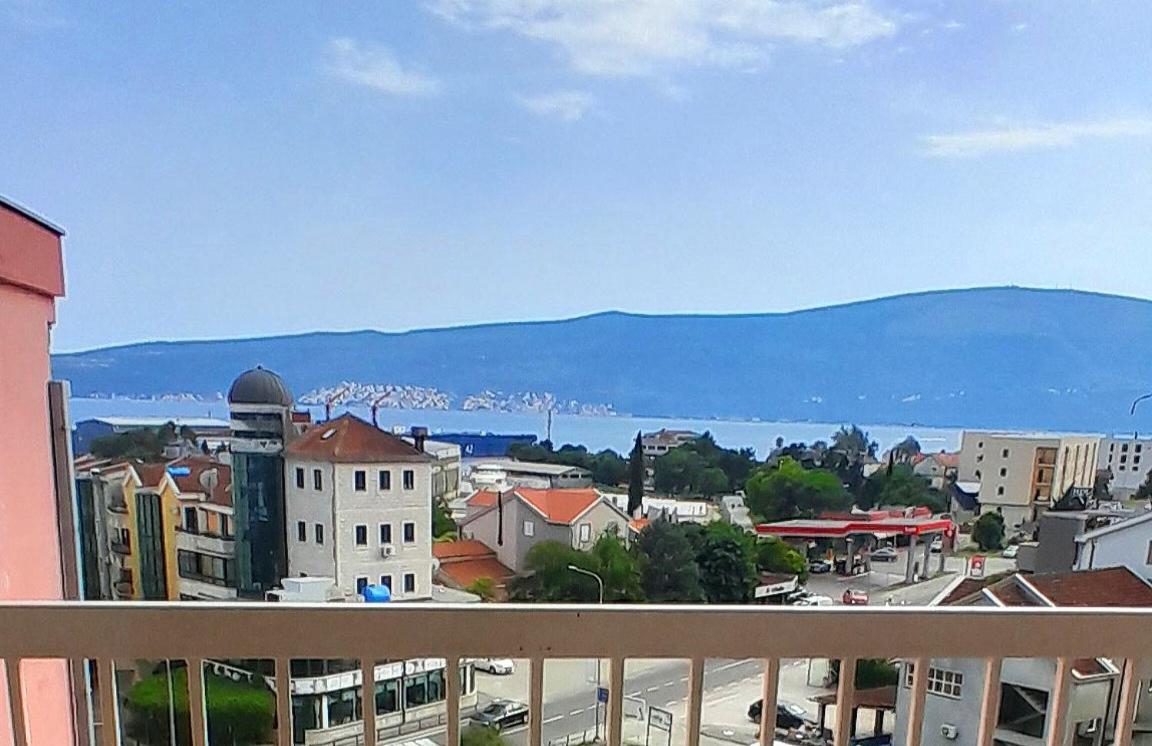 Four-Bedroom Apartment With Balcony  photo 1