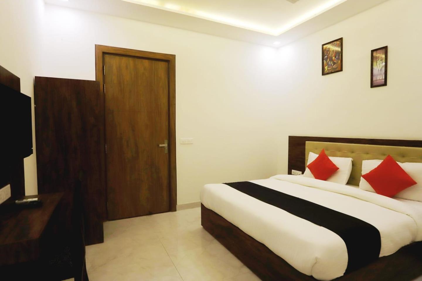 Deluxe Double Room (2 Adults + 1 Child)