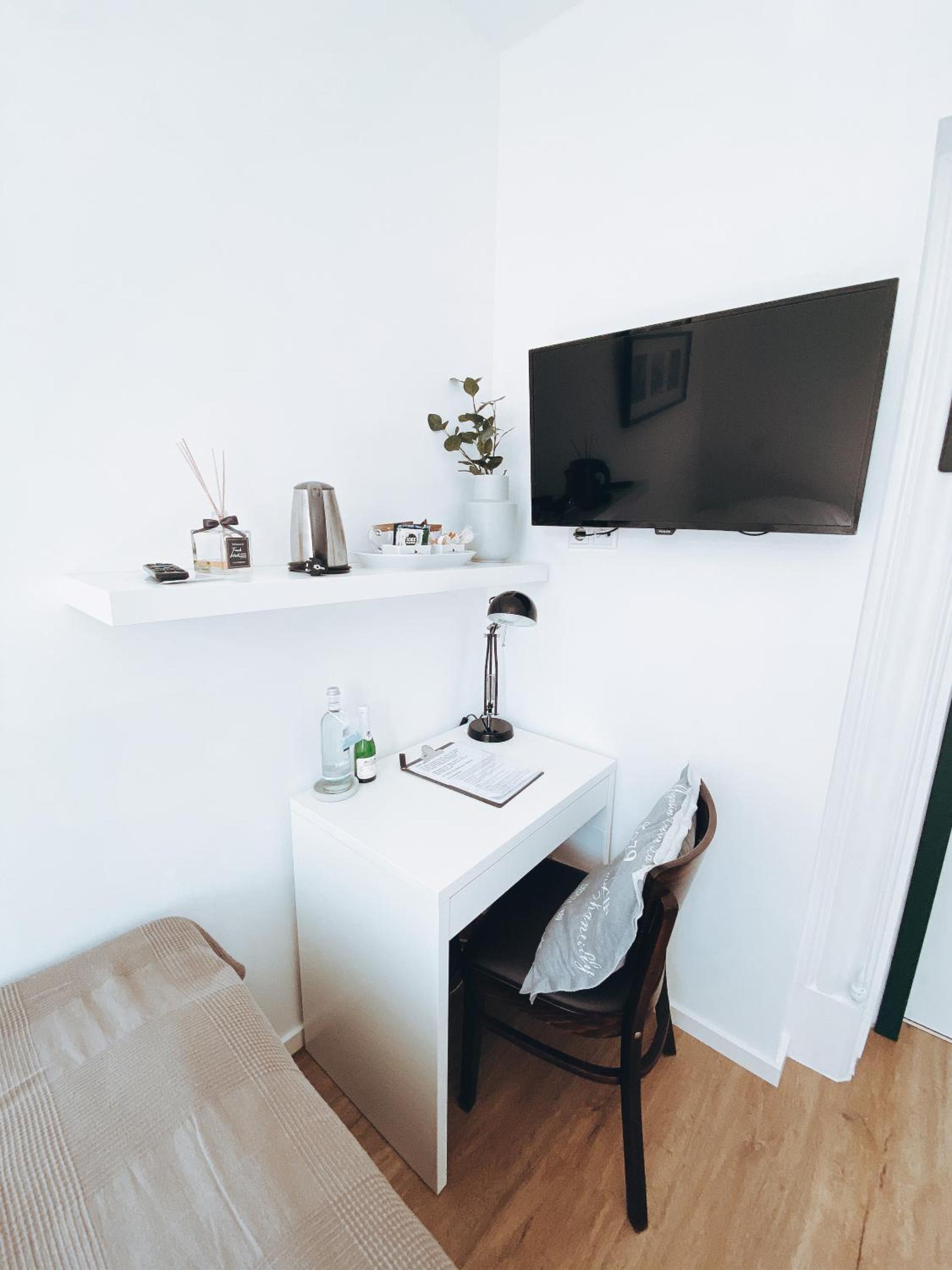 Single Room with Private Bathroom photo 2