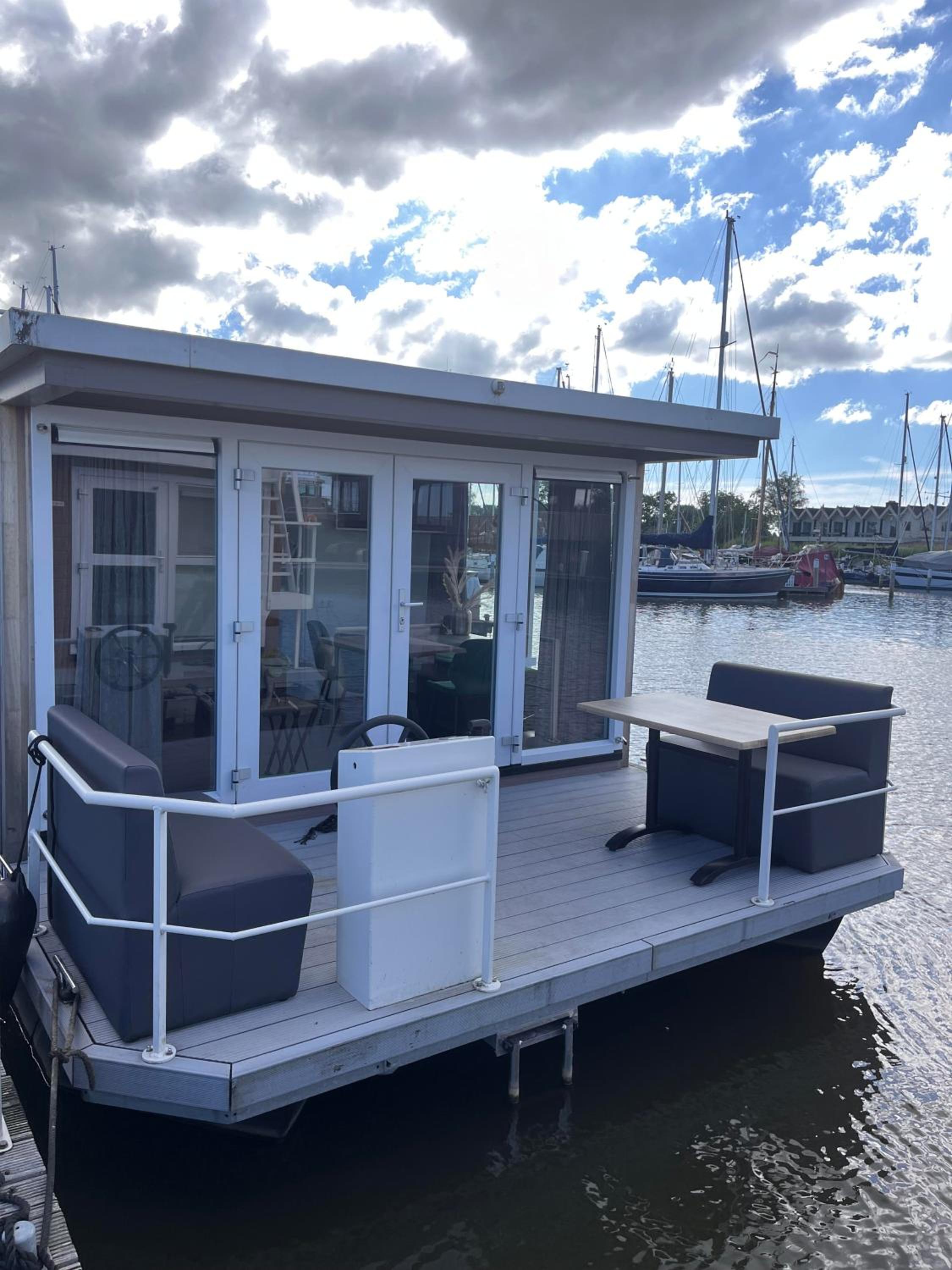 houseboat photo 3