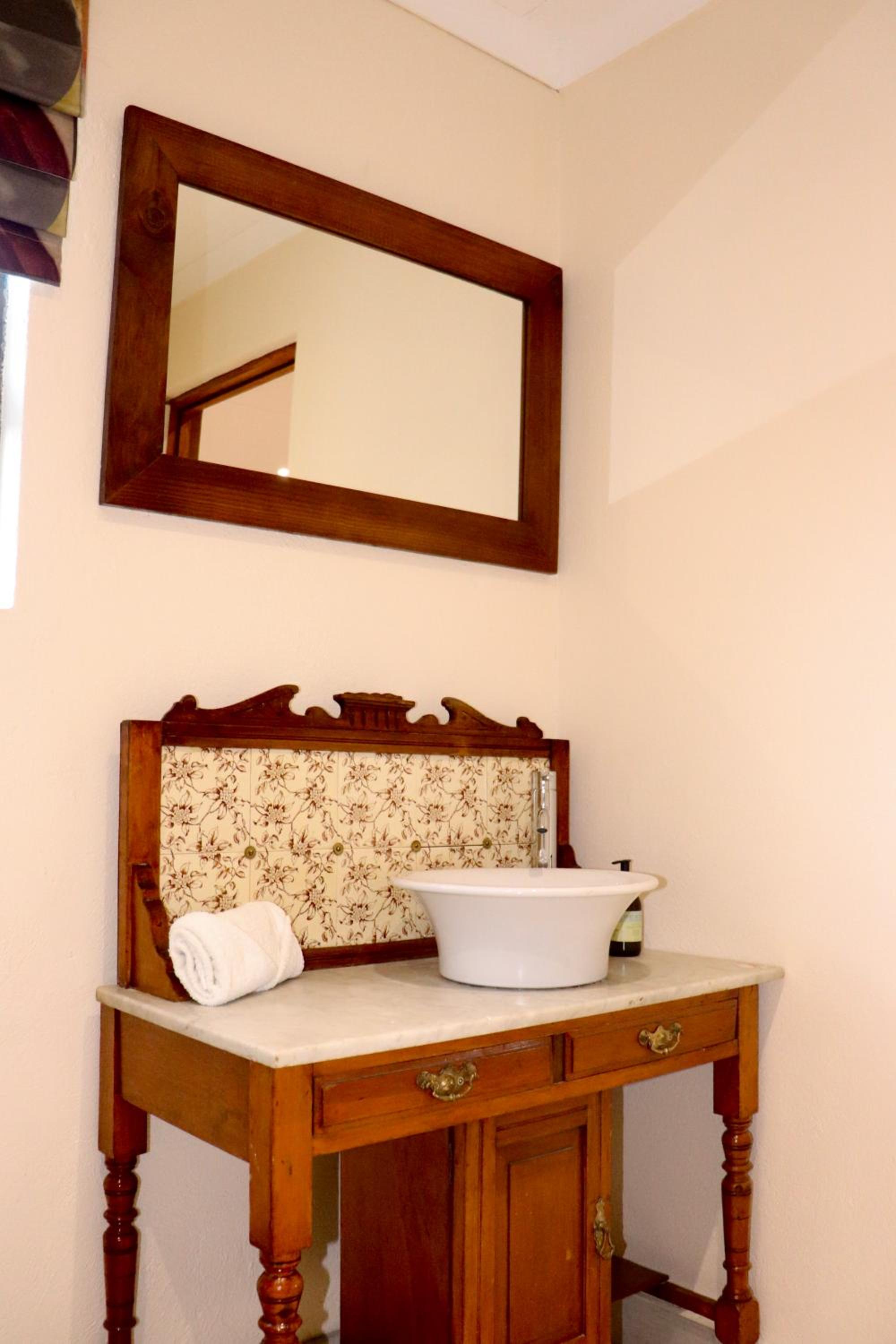 Deluxe Queen Suite - Photo 5