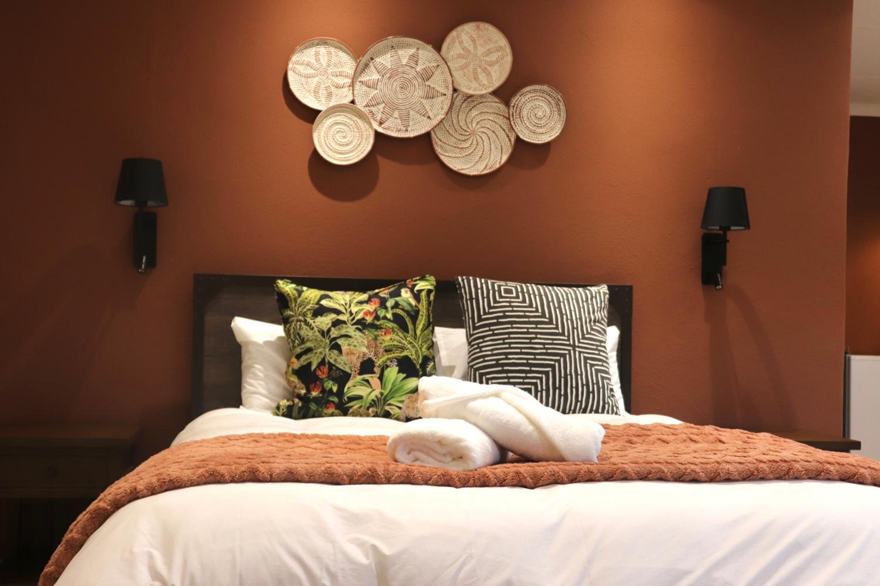 Deluxe Queen Suite - Photo 2