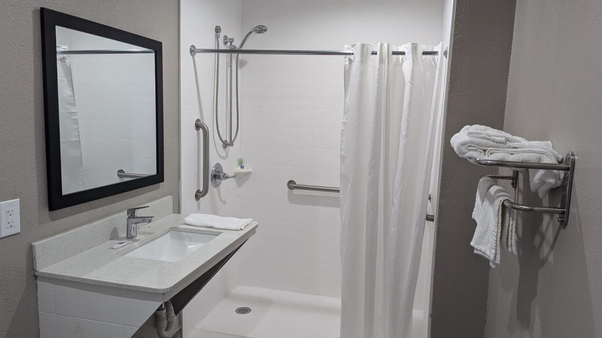 Queen Room - Disability Access - Non-Smoking photo 3