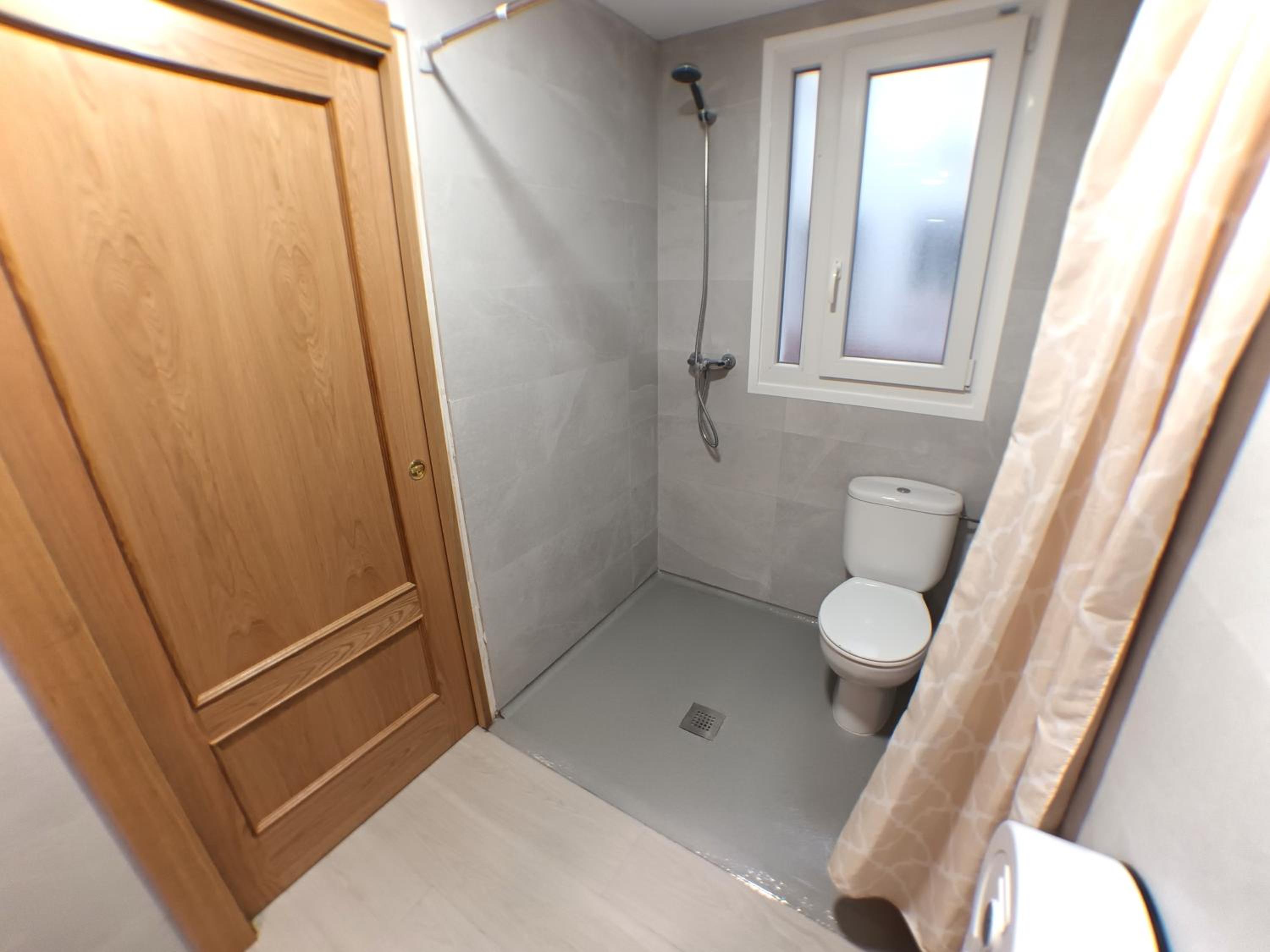 Queen Room - Disability Access - Photo 7