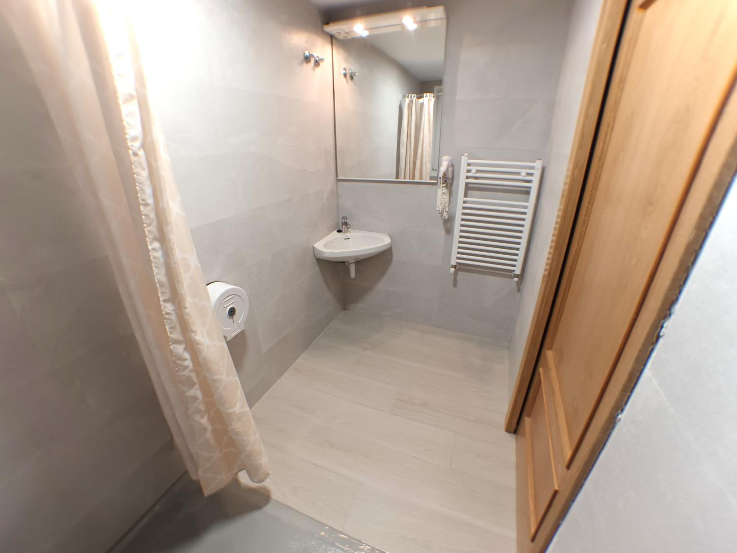 Queen Room - Disability Access - Photo 8