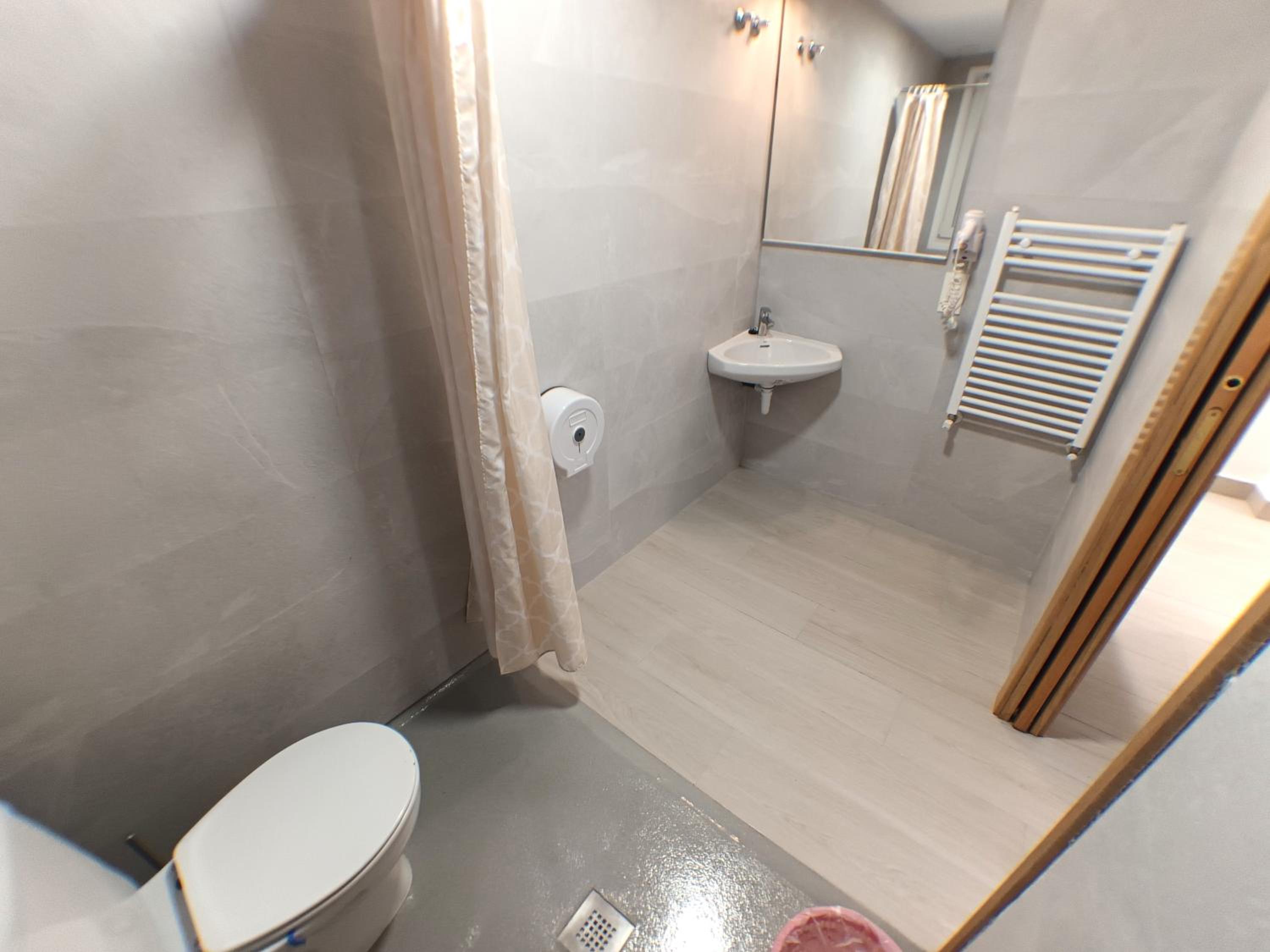 Queen Room - Disability Access - Photo 11