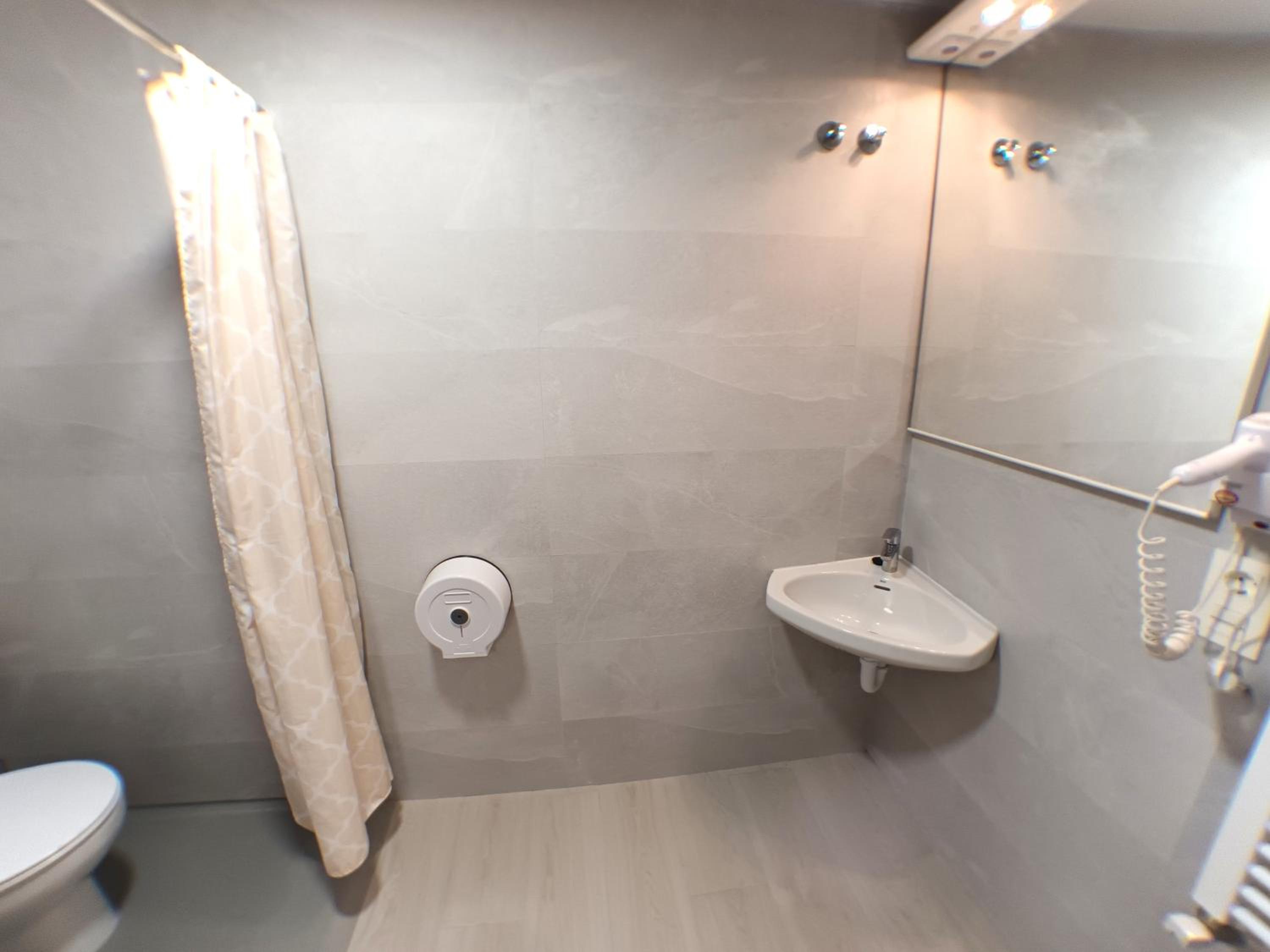 Queen Room - Disability Access - Photo 10