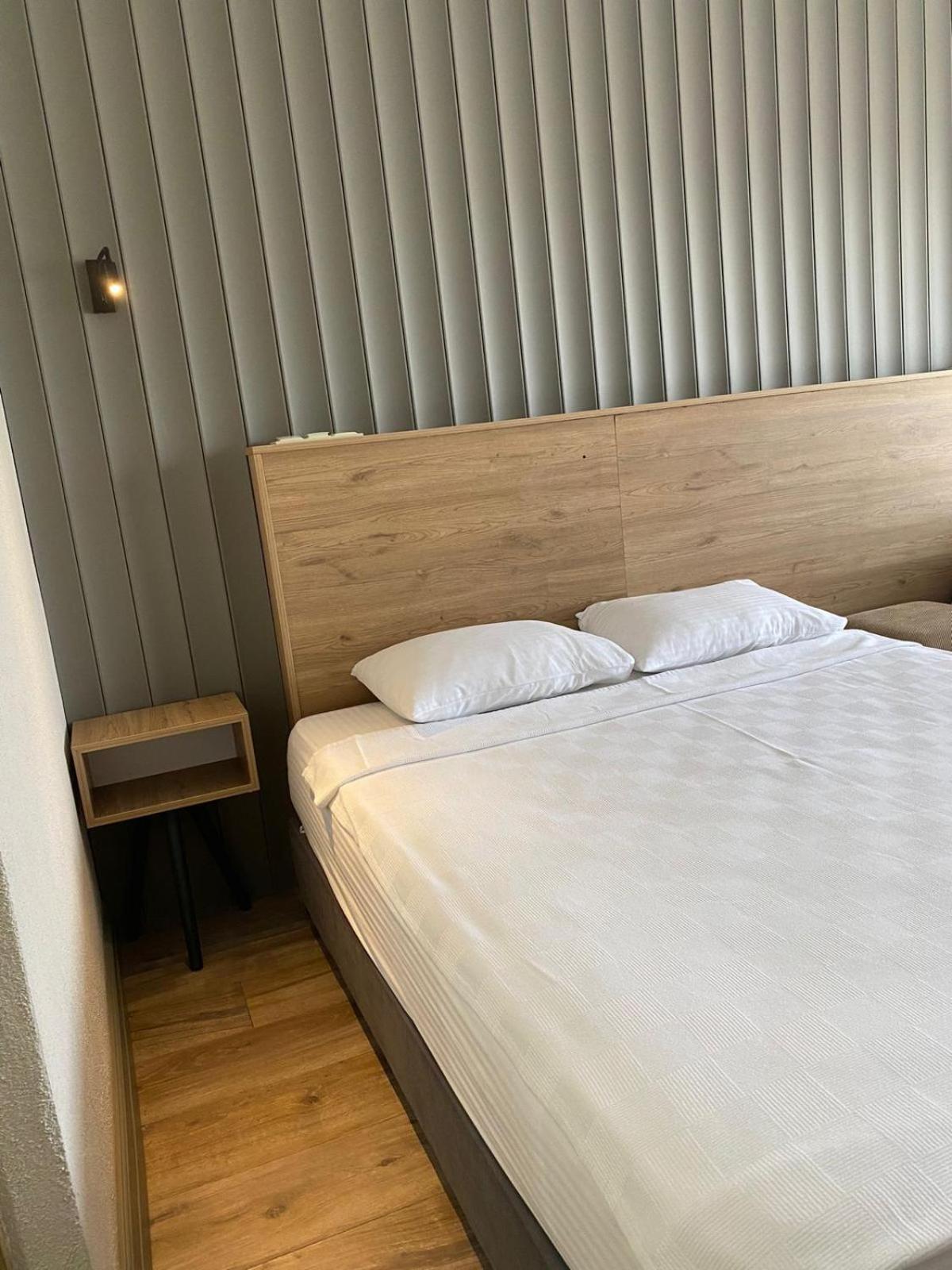 Double Room with Lake View - Photo 11