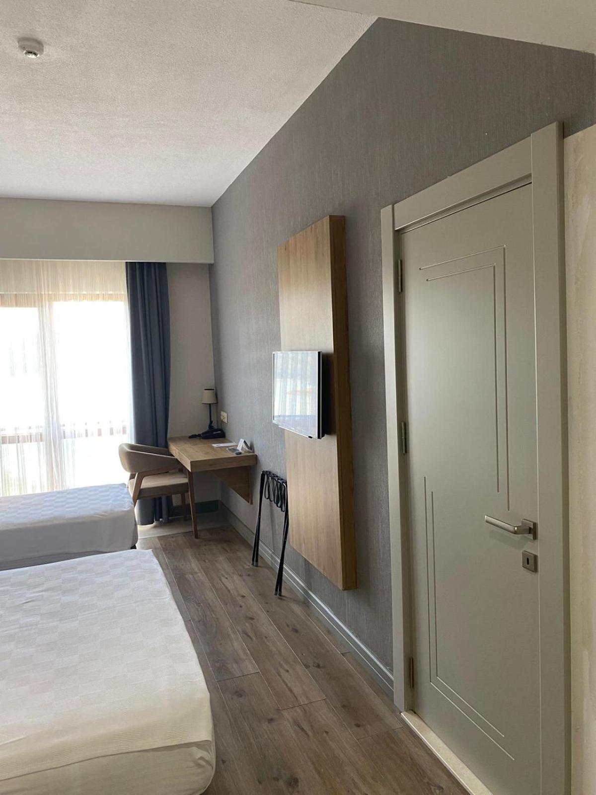 Double Room with Lake View - Photo 10