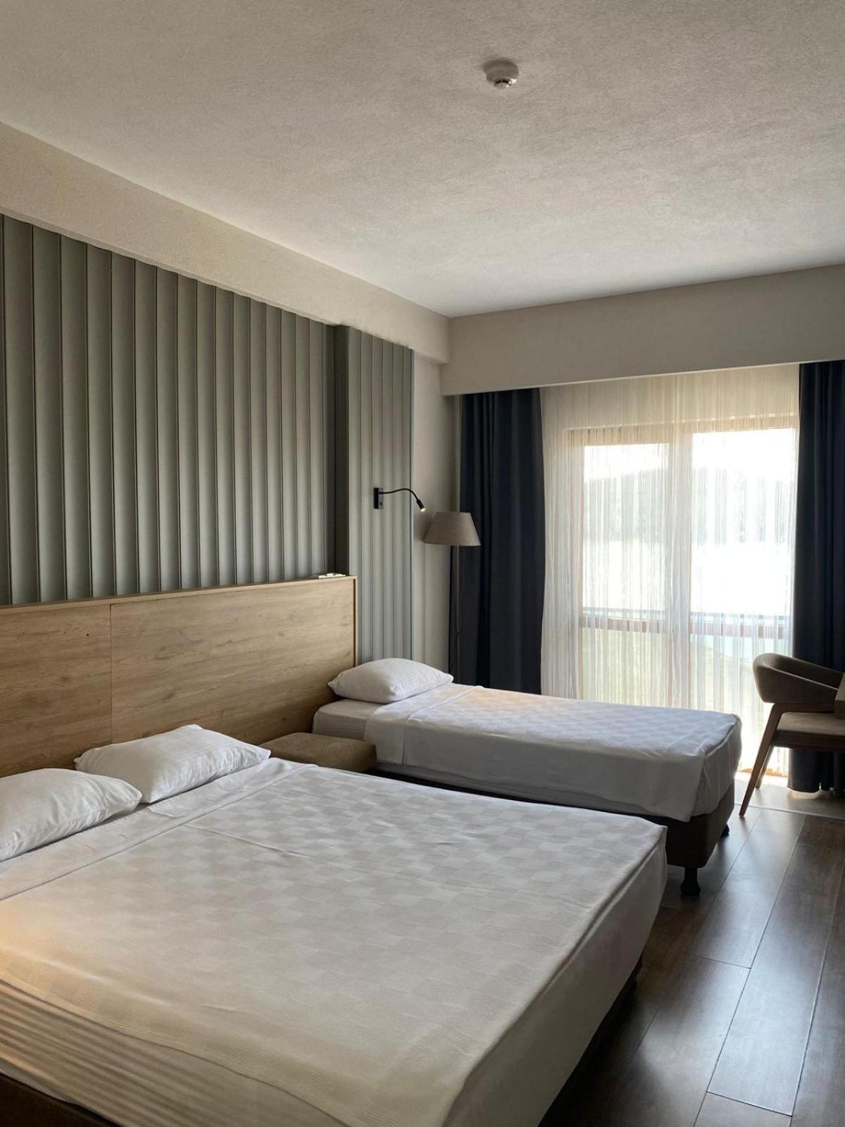 Double Room with Lake View - Photo 9