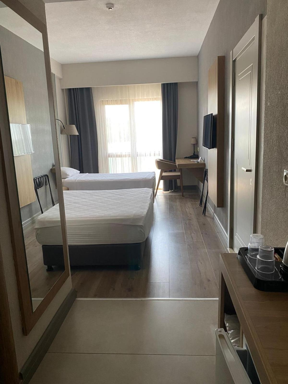 Double Room with Lake View - Photo 8