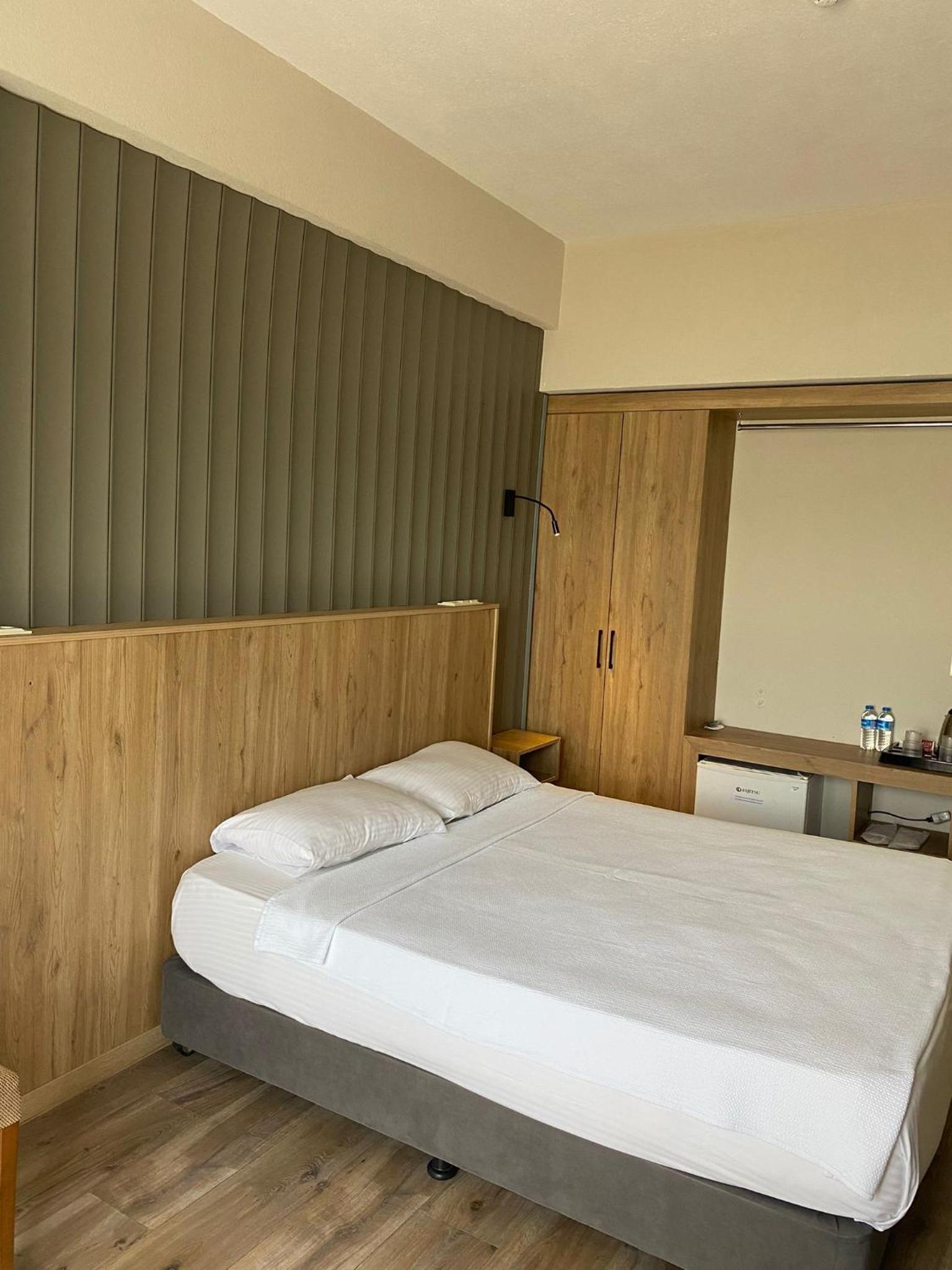 Double Room with Lake View - Photo 7