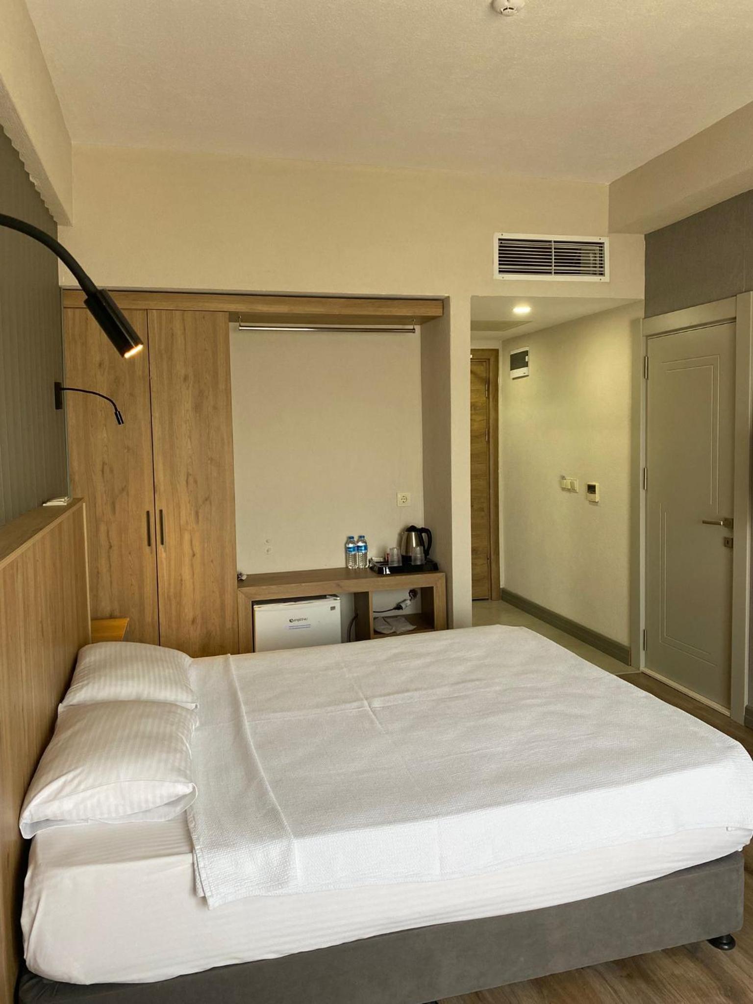 Double Room with Lake View - Photo 6