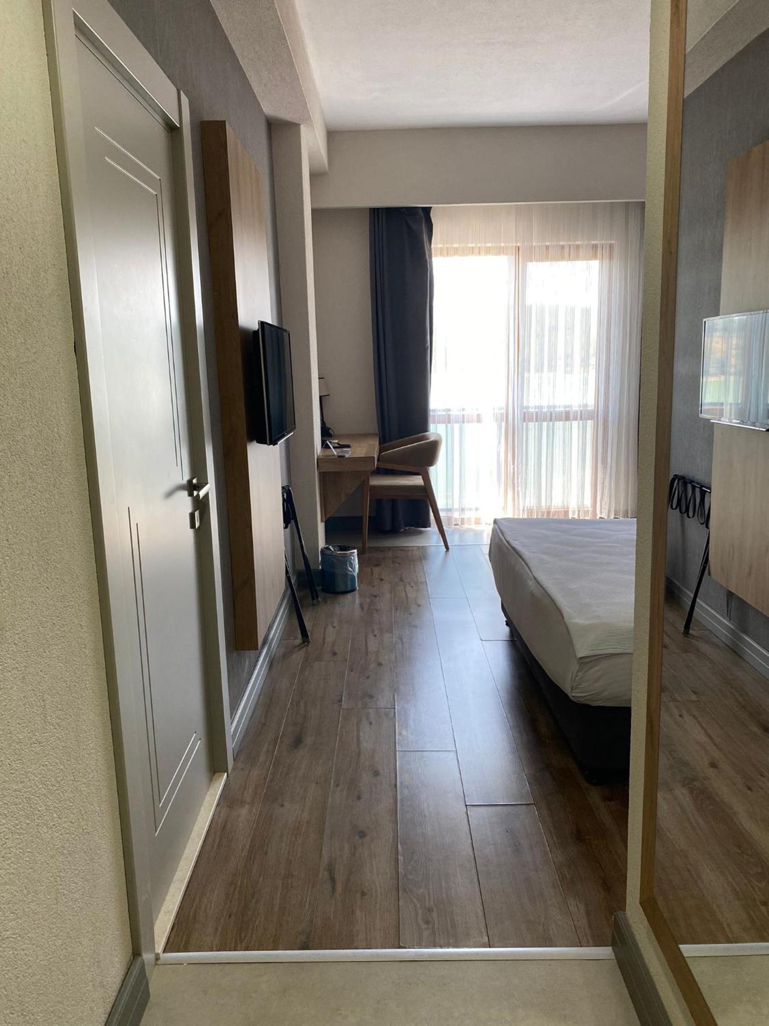 Double Room with Lake View - Photo 5