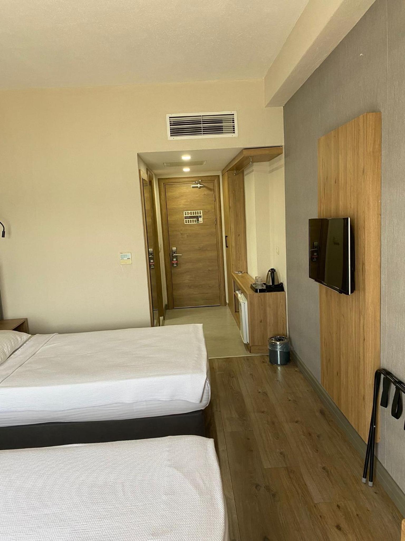 Double Room with Lake View - Photo 3