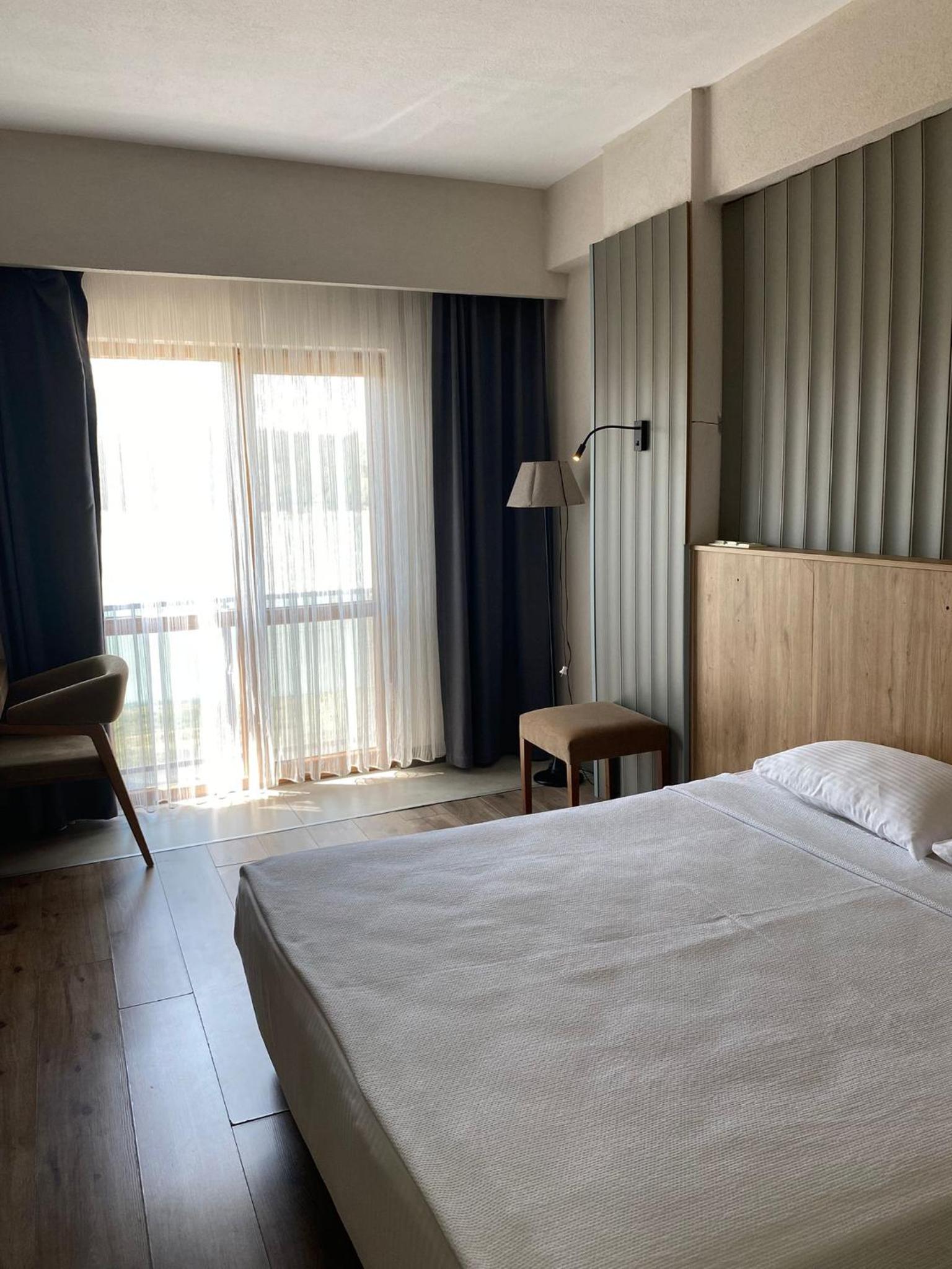 Double Room with Lake View - Photo 15