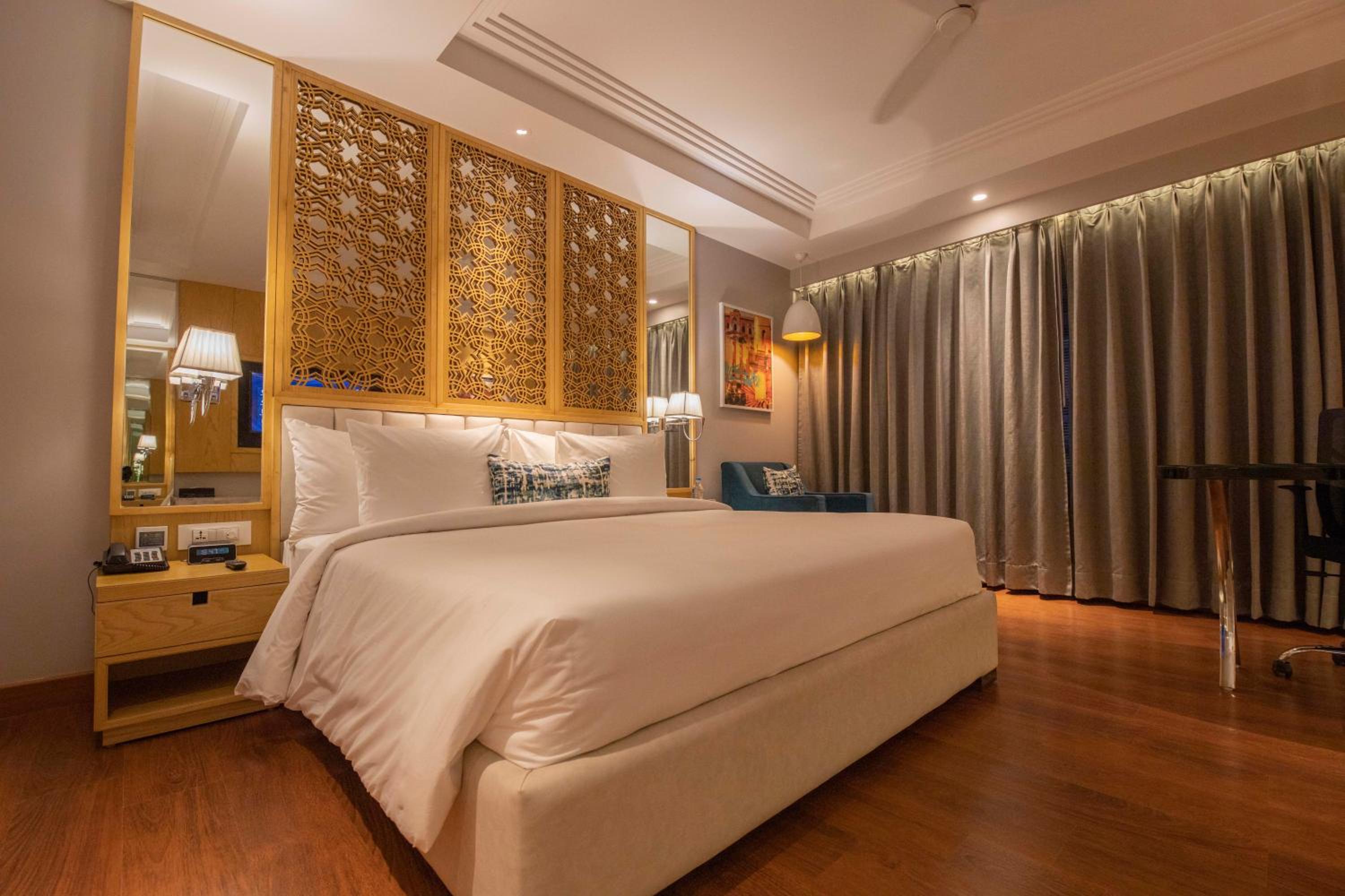 Deluxe King Room - Non-Smoking - Photo 1