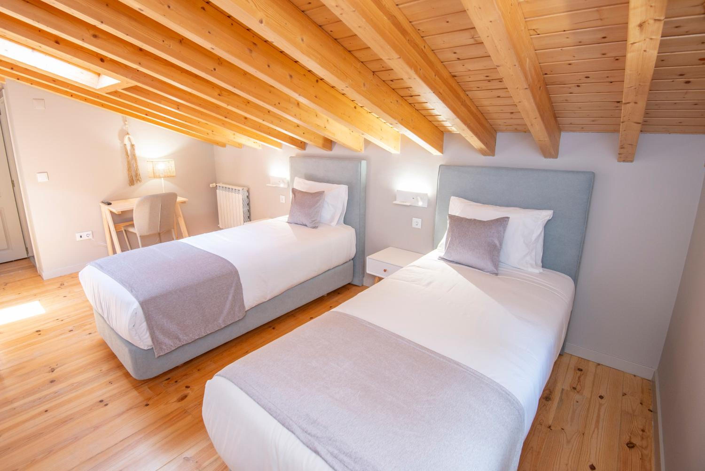 Twin Room with Private Bathroom photo 2
