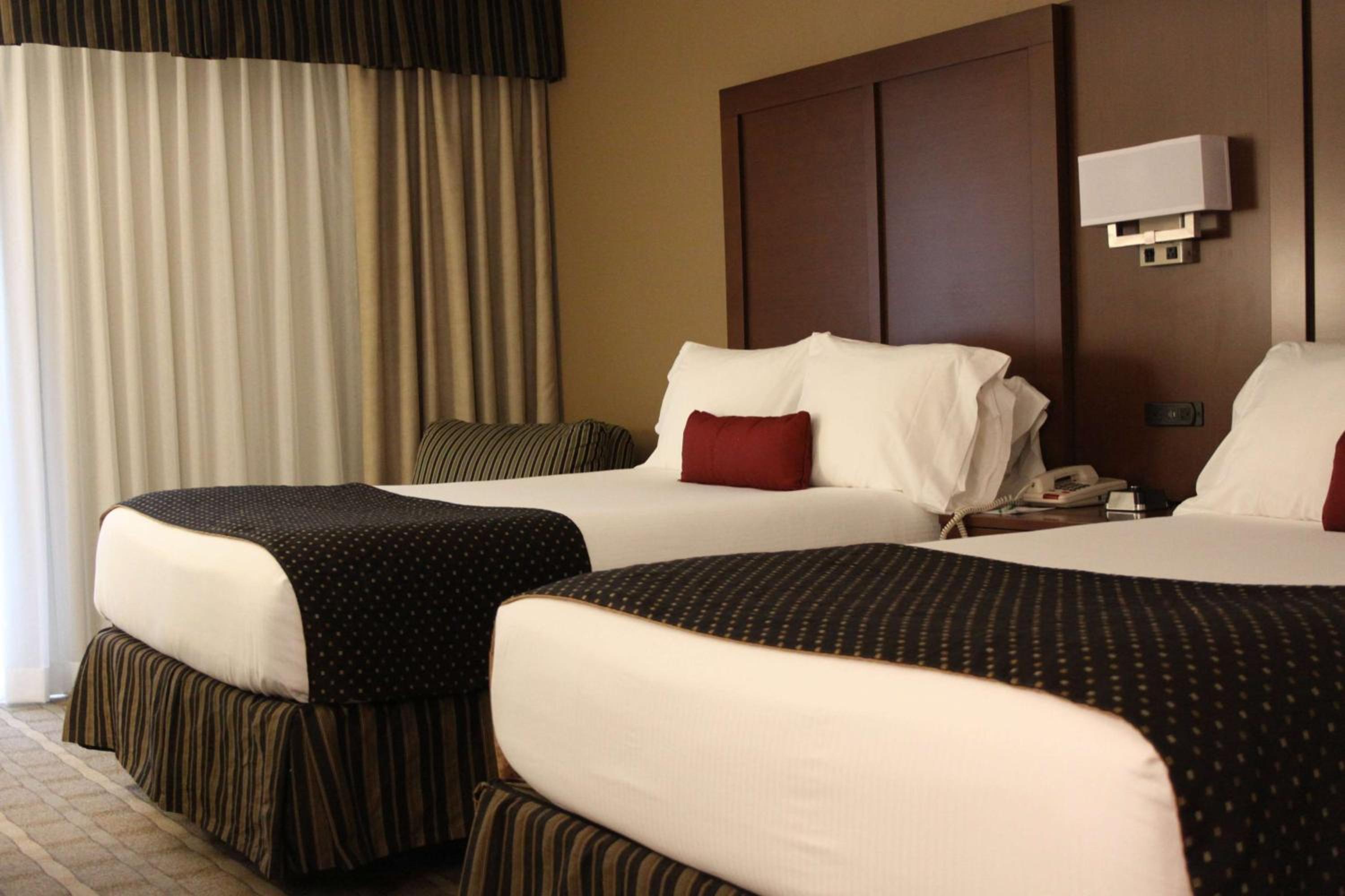 Two Double Beds - Non Smoking - Photo 1