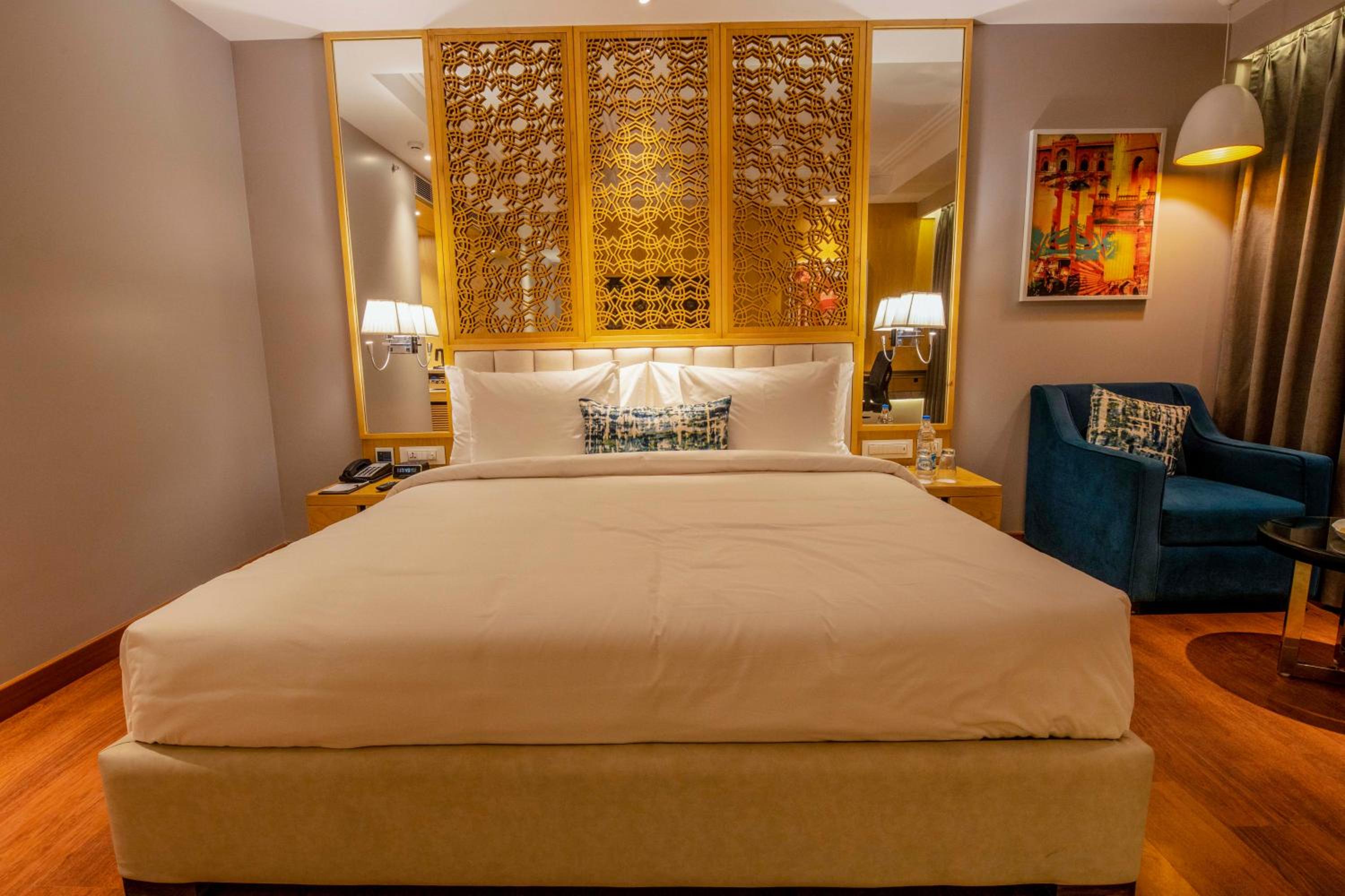Deluxe King Room - Non-Smoking - Photo 3