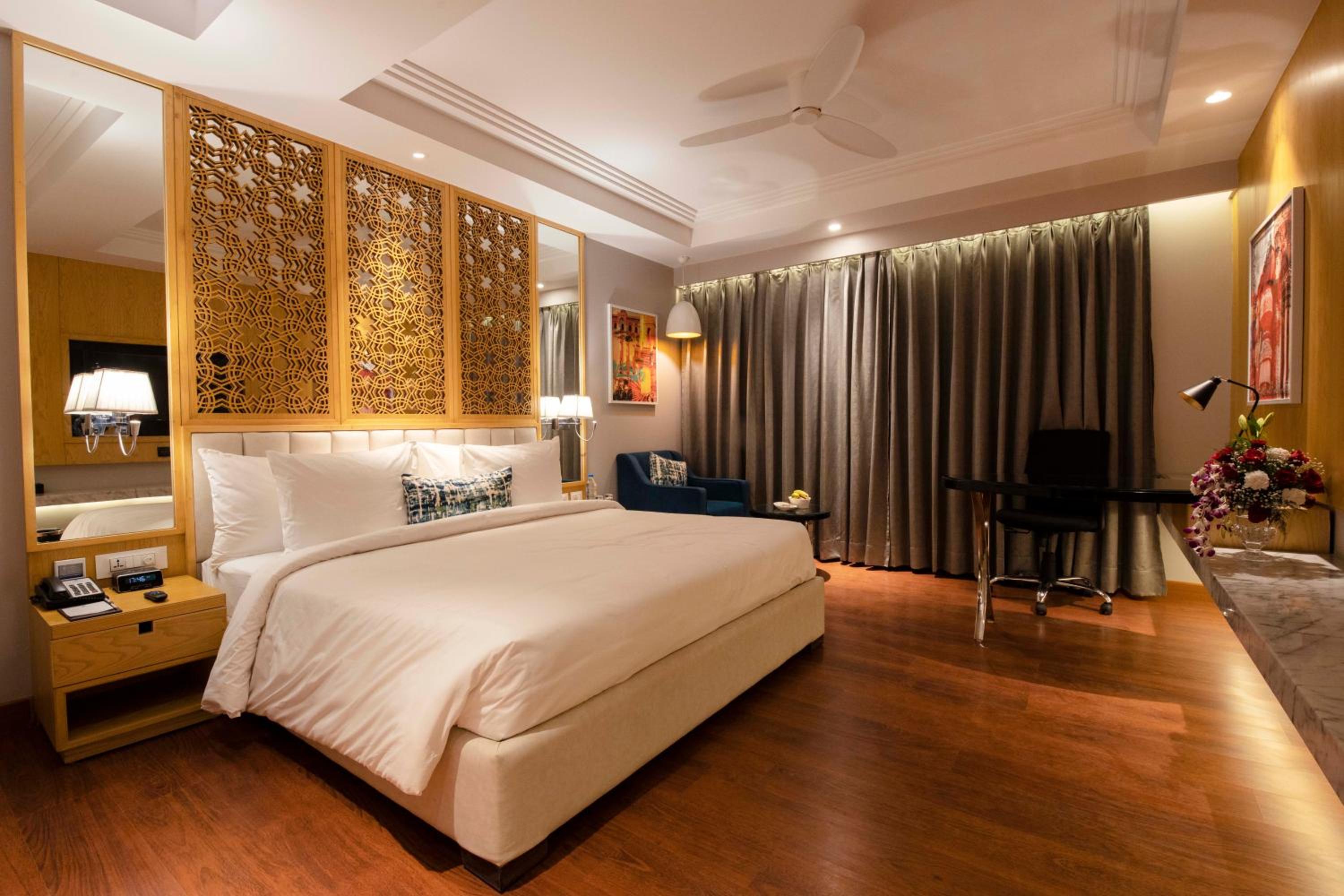 Deluxe King Room - Non-Smoking - Photo 2