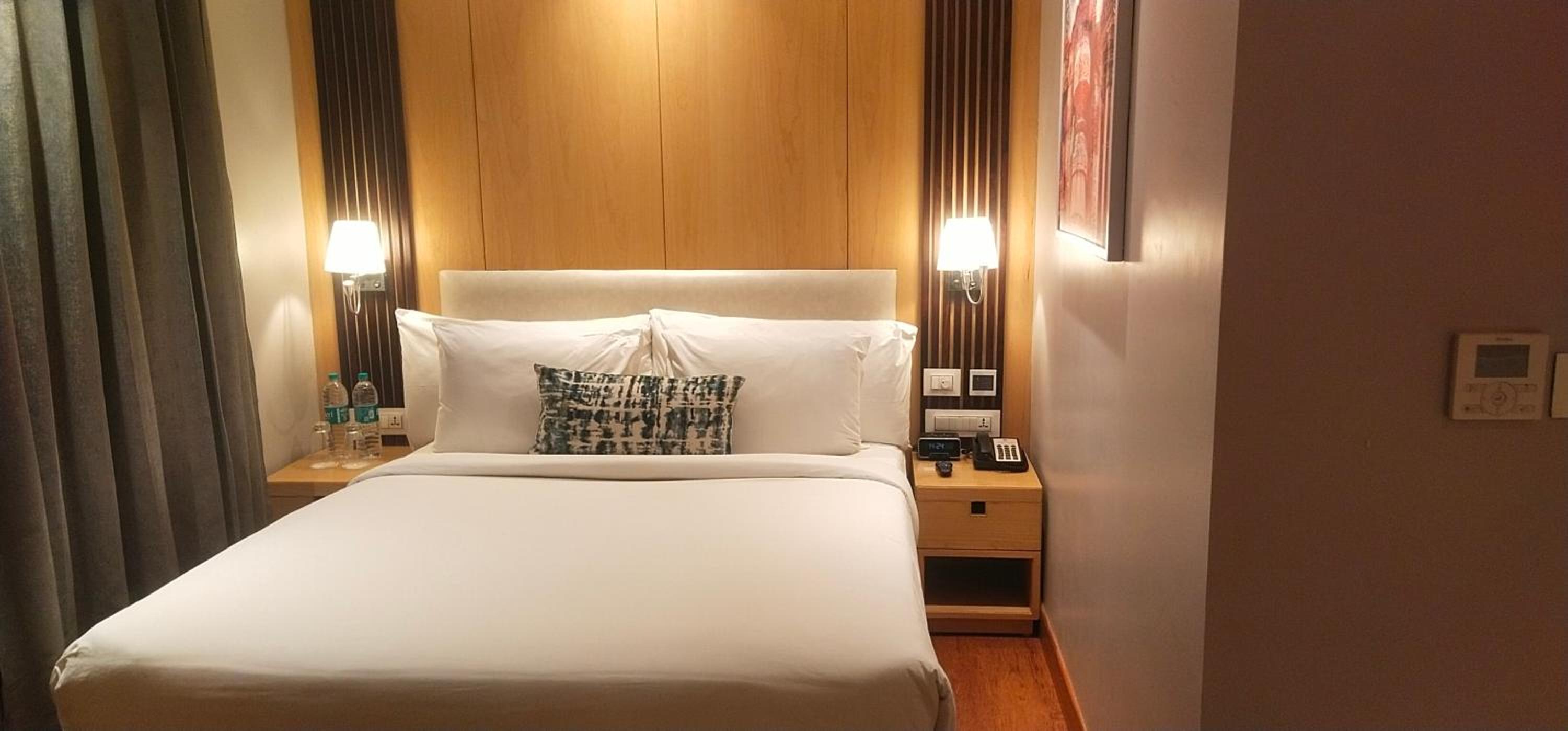 Deluxe Queen Room - Non-Smoking - Photo 3