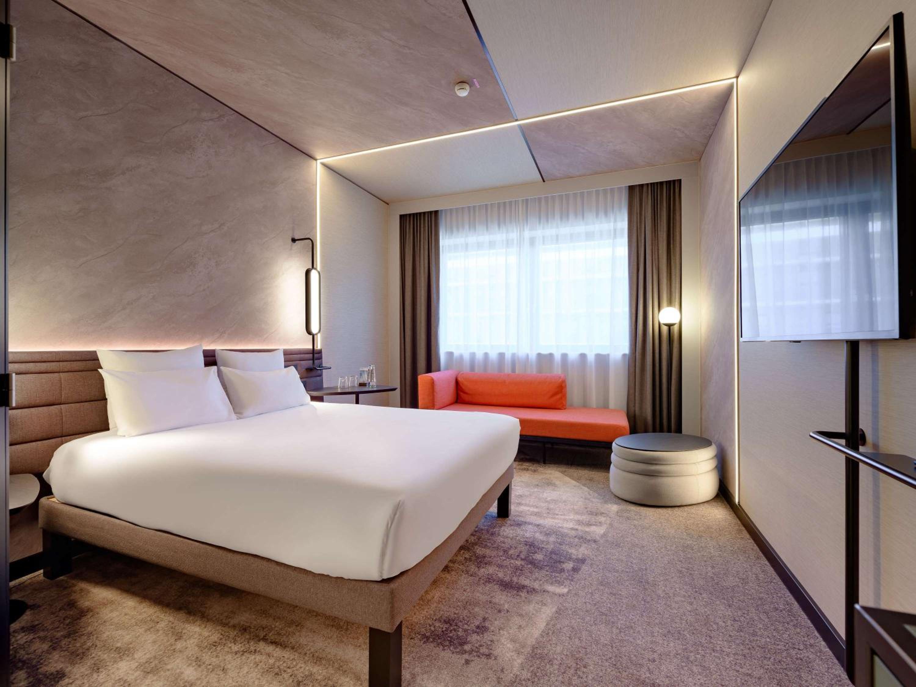 Standard Room with double bed and sofa - Photo 4
