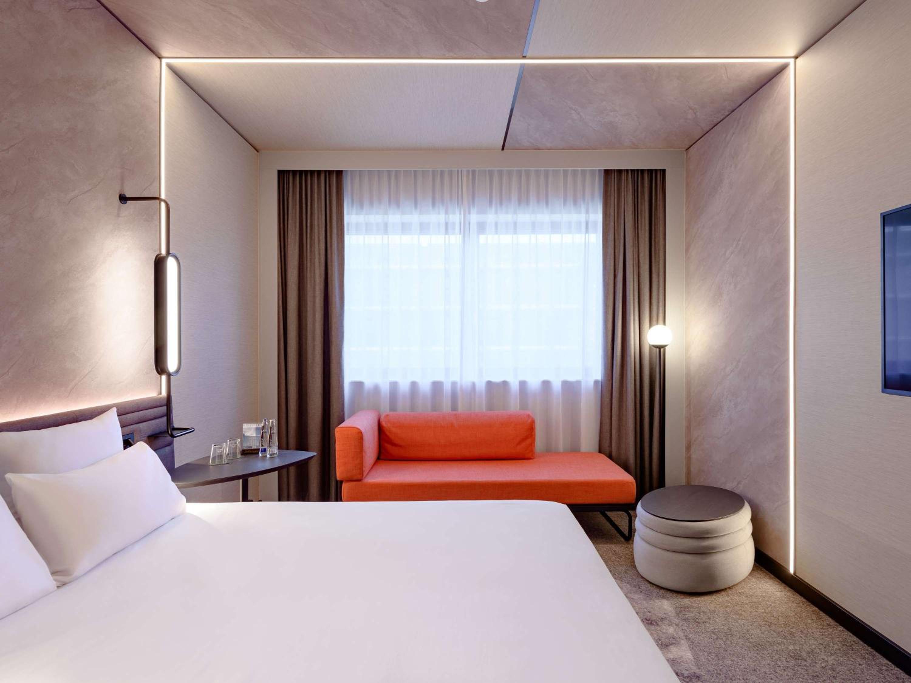 Standard Room with double bed and sofa - Photo 5
